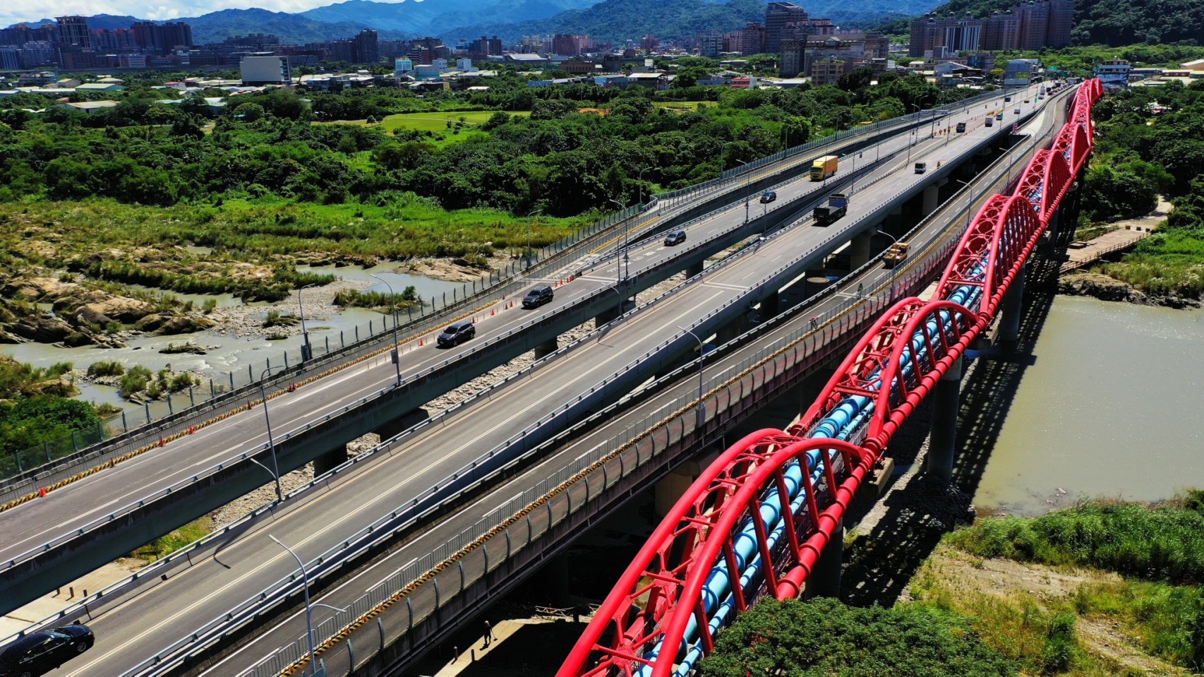 新工處的「三鶯大橋改建工程-第二期工程」增設環河路匝道系統，有效分流大型車輛進入市區，也增設機車道專用道及人行兼自行車道，提升交通功能性與安全性，贏得24屆公共工程金質獎土木類優良獎。