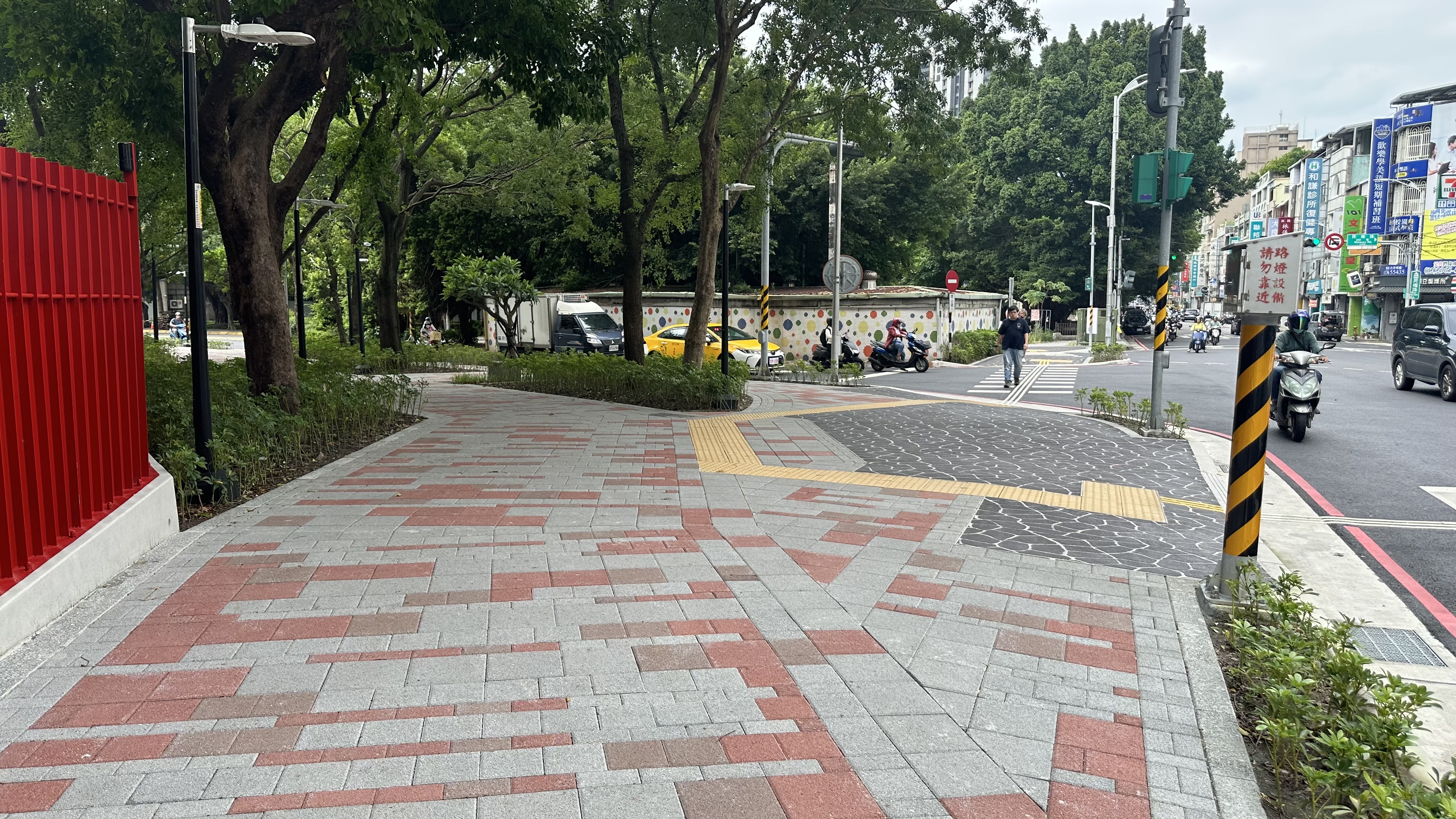 養工處辦理的「新北市美學示範基地（府中雙城）板橋高中校舍旁街角綠意廣場改造工程」，運用原街角廣場有大面積公有地及大量樹木的良好條件，改造原來灰色叢林廣場，從眾多案件中脫穎而出，獲得24屆公共工程金質獎土木類優良獎肯定。