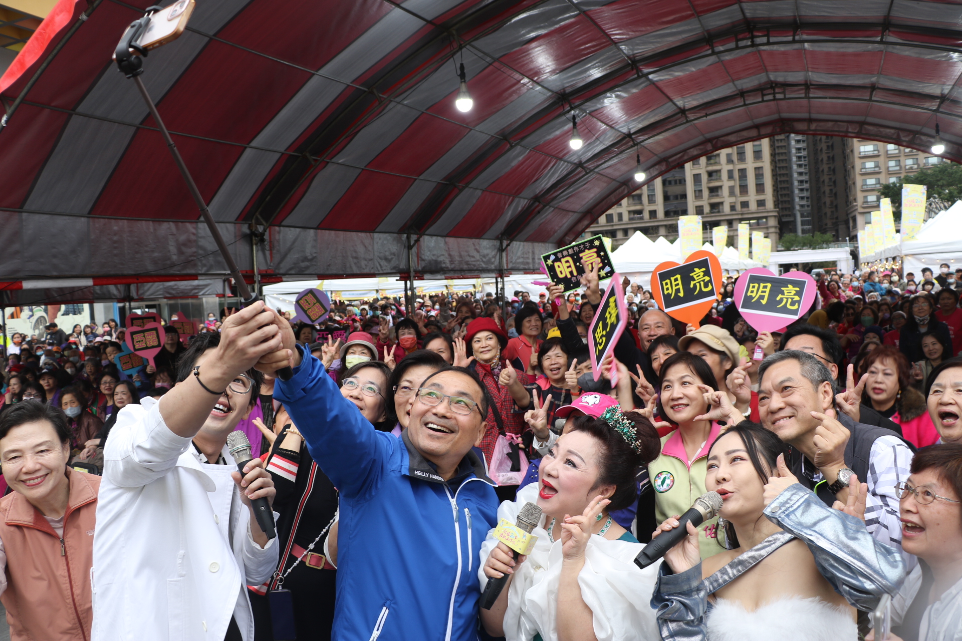 侯友宜用自拍棒和現場民眾互動