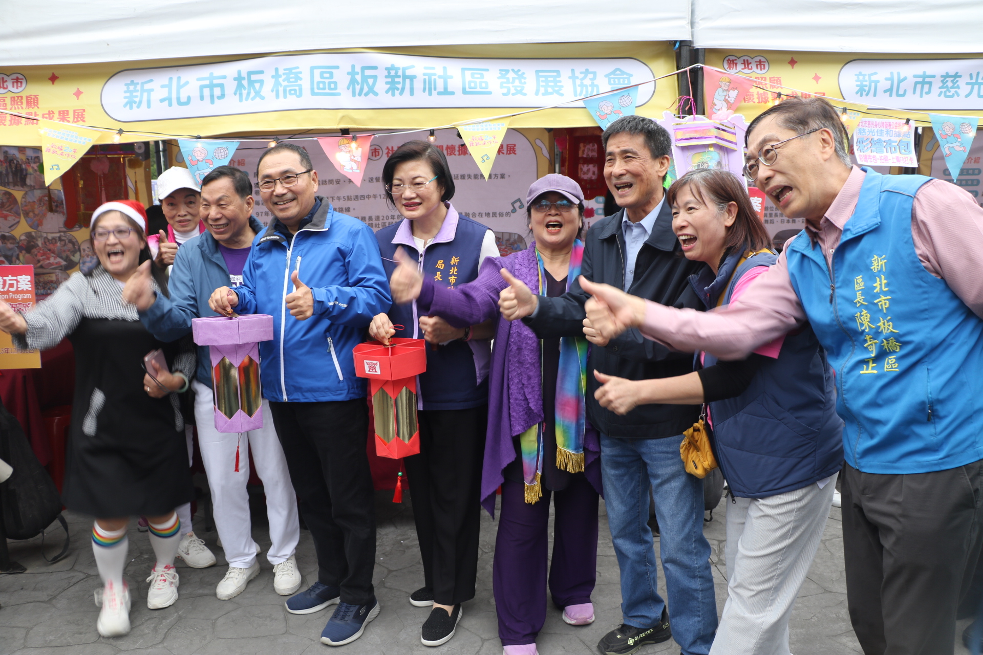  侯友宜受到熱情民眾包圍合影