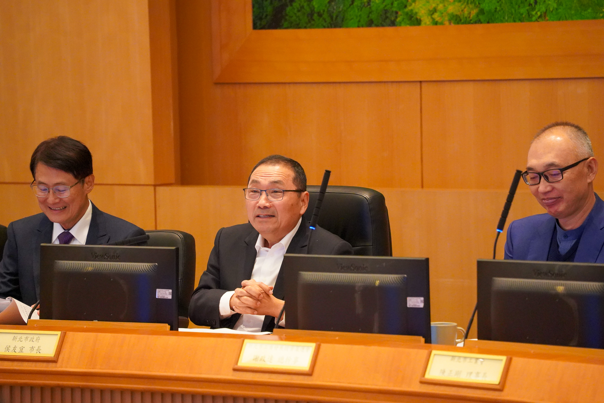 侯友宜市長表示，新北市自108年起成立產業諮詢平台，積極促進市府與企業、工商協會及學研機構的深度交流，感謝委員們透過該平台反映產業實務需求與挑戰