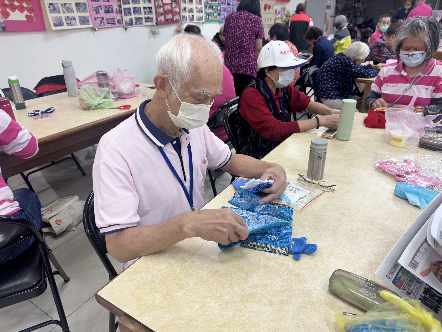 長者專注地縫製娃衣