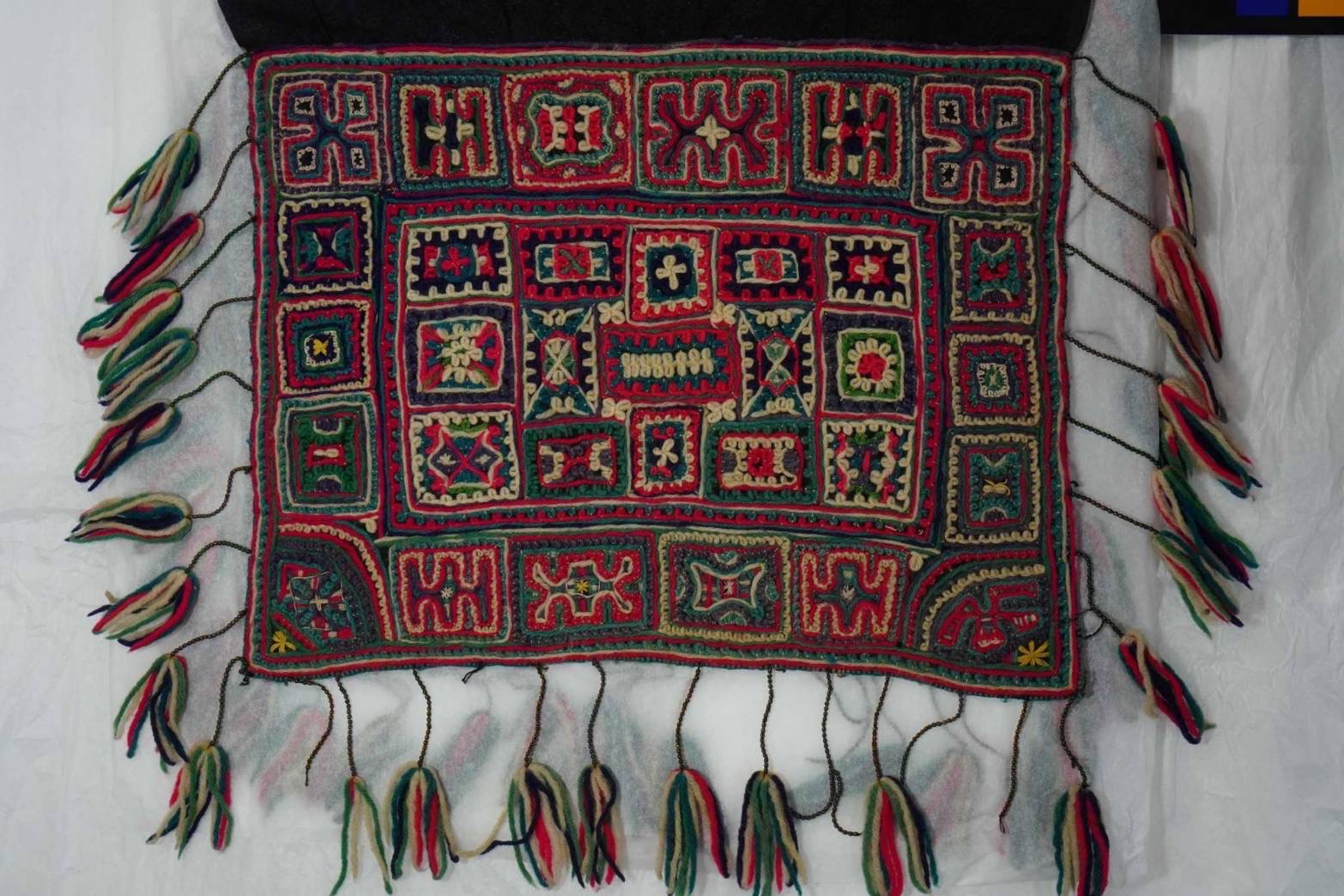 ▲借用刺繡技法，以桃紅、寶藍、翠綠色等鮮艷的羊毛釘線繡製成纏頭帕。(圖/新北市政府原民局提供)