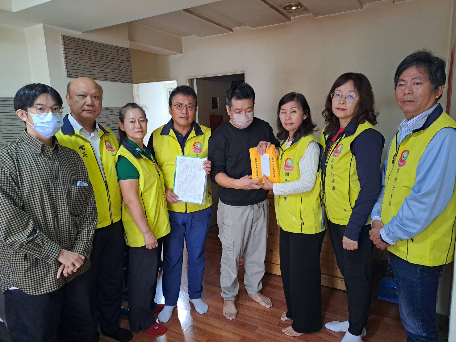  圓融行善團將善款21萬9千元交由卓父 右起葉坤陸、江明蓉、廖素玲、卓父、許世森、王素色、許誥和社工蔡孟翰