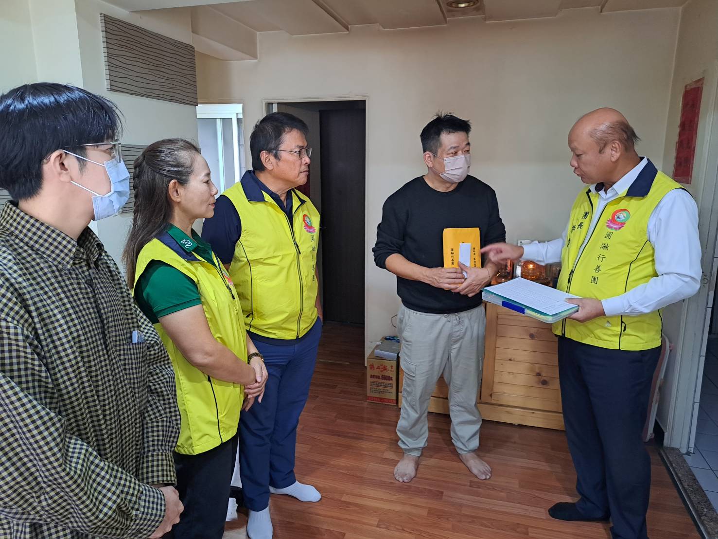 許誥向卓父表示 善款是由219位會員所捐助 左為居間提報媒合的新北家防中心社工蔡孟翰