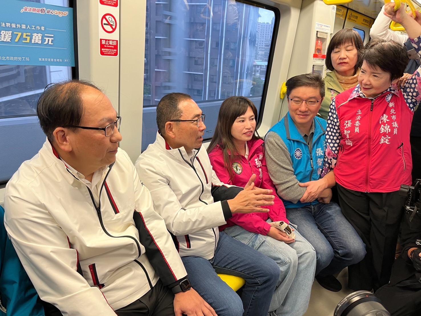 侯市長視察新北環狀線列車運行