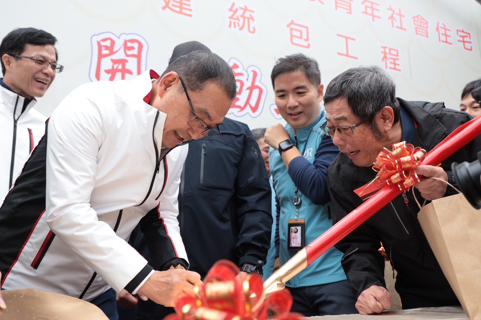 市長侯友宜為市民朋友們及與會貴賓簽金鏟子。