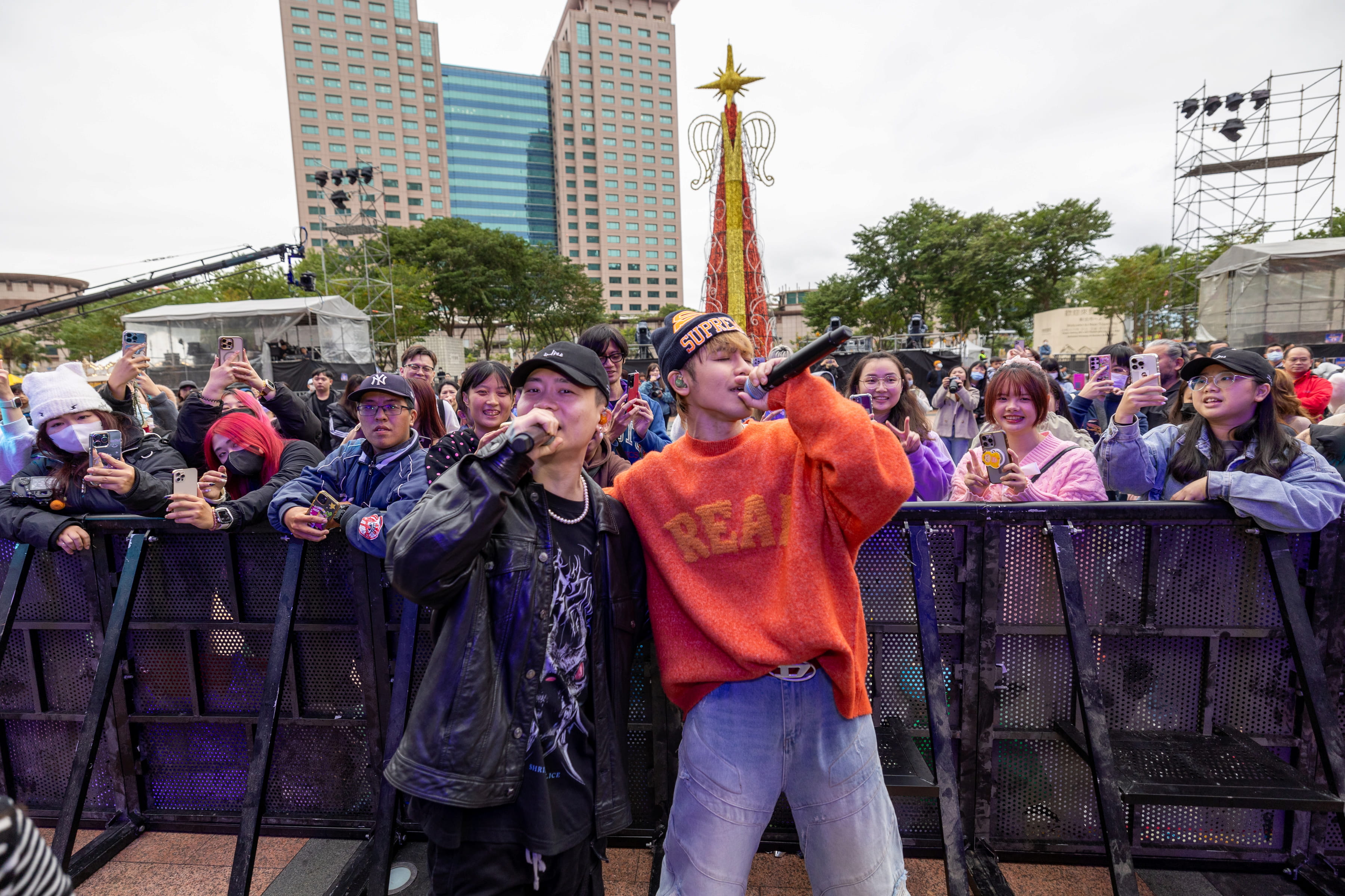 GX 鼓鼓呂思緯 蕭秉治兩人合唱時特別宣布演唱會當天將以「全白雙帥」的造型亮相，令歌迷又驚又喜！