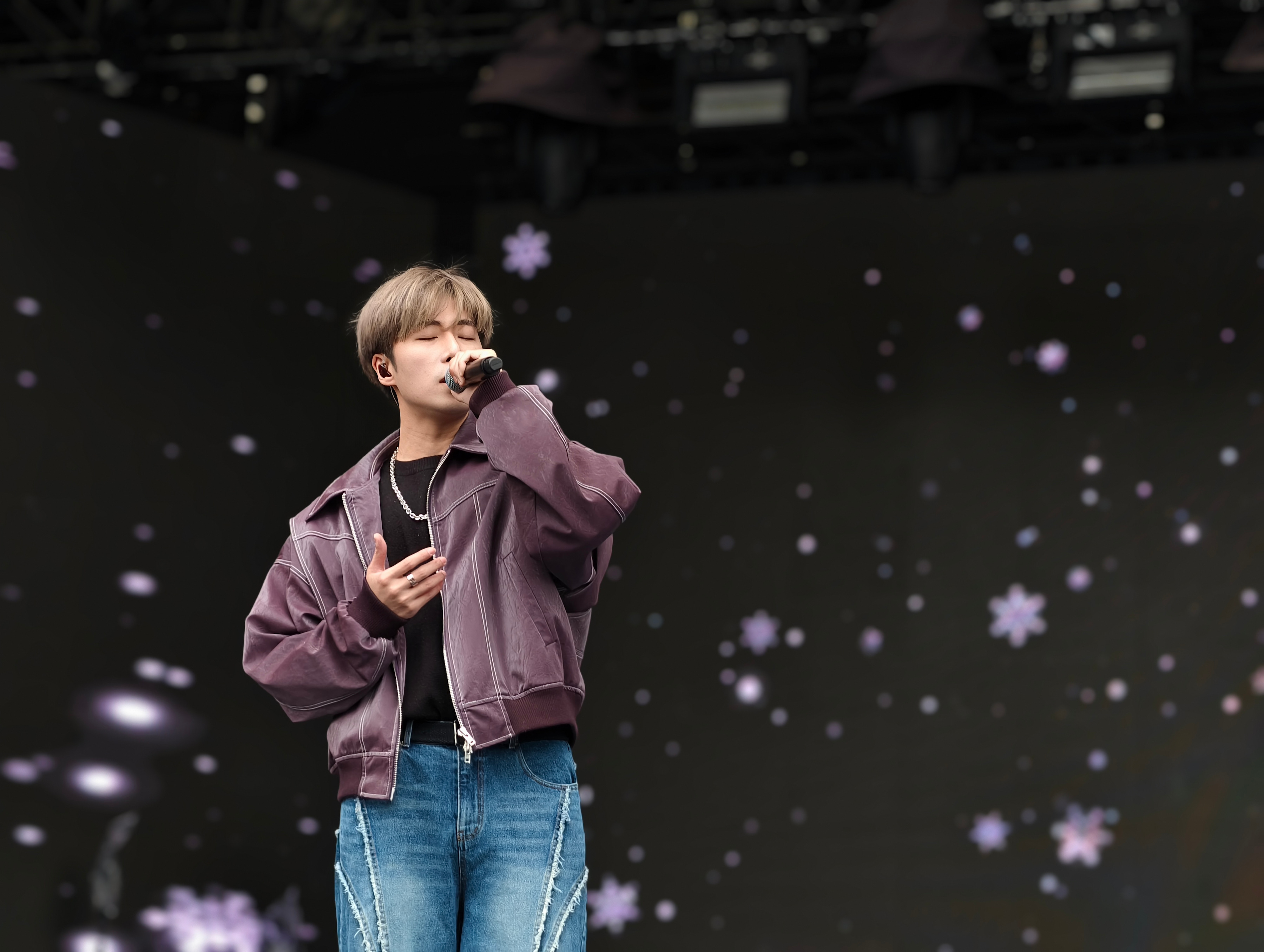 現場彩排歌手熱情問候大家，帶來多首歌曲，提前讓歌迷們暖心過耶誕！