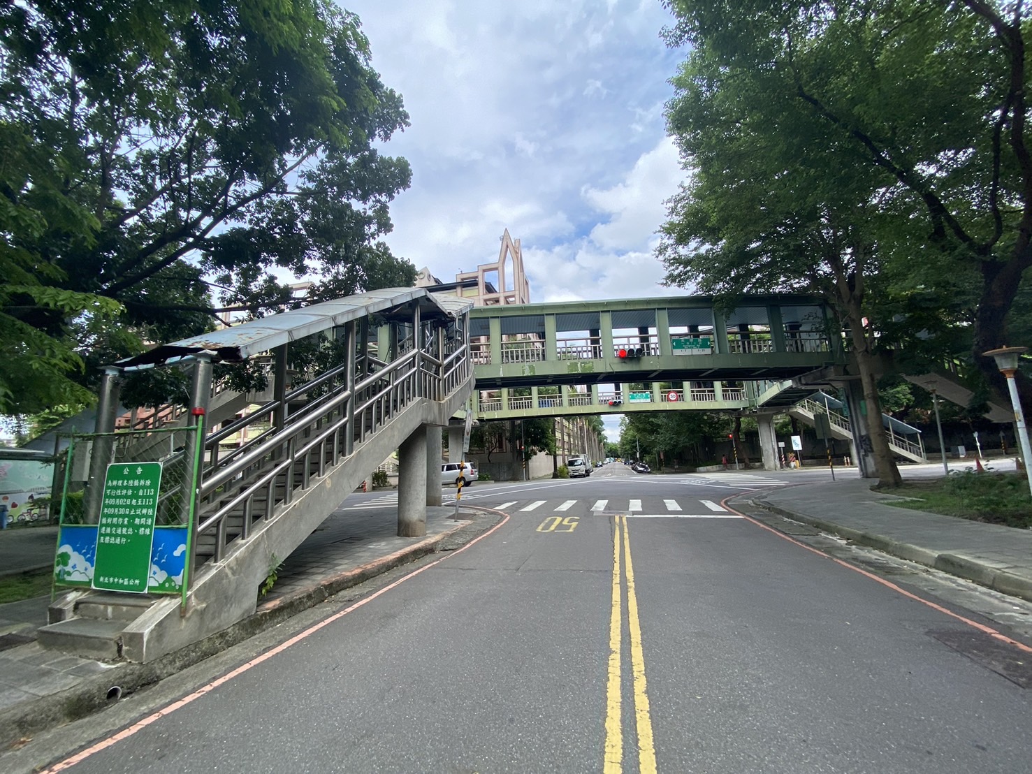 中和長壽陸橋是新北市升格以來的第57座人行陸橋，拆除完後將使人行空間及行車視線變得更加寬敞，通行也更為安全便利。