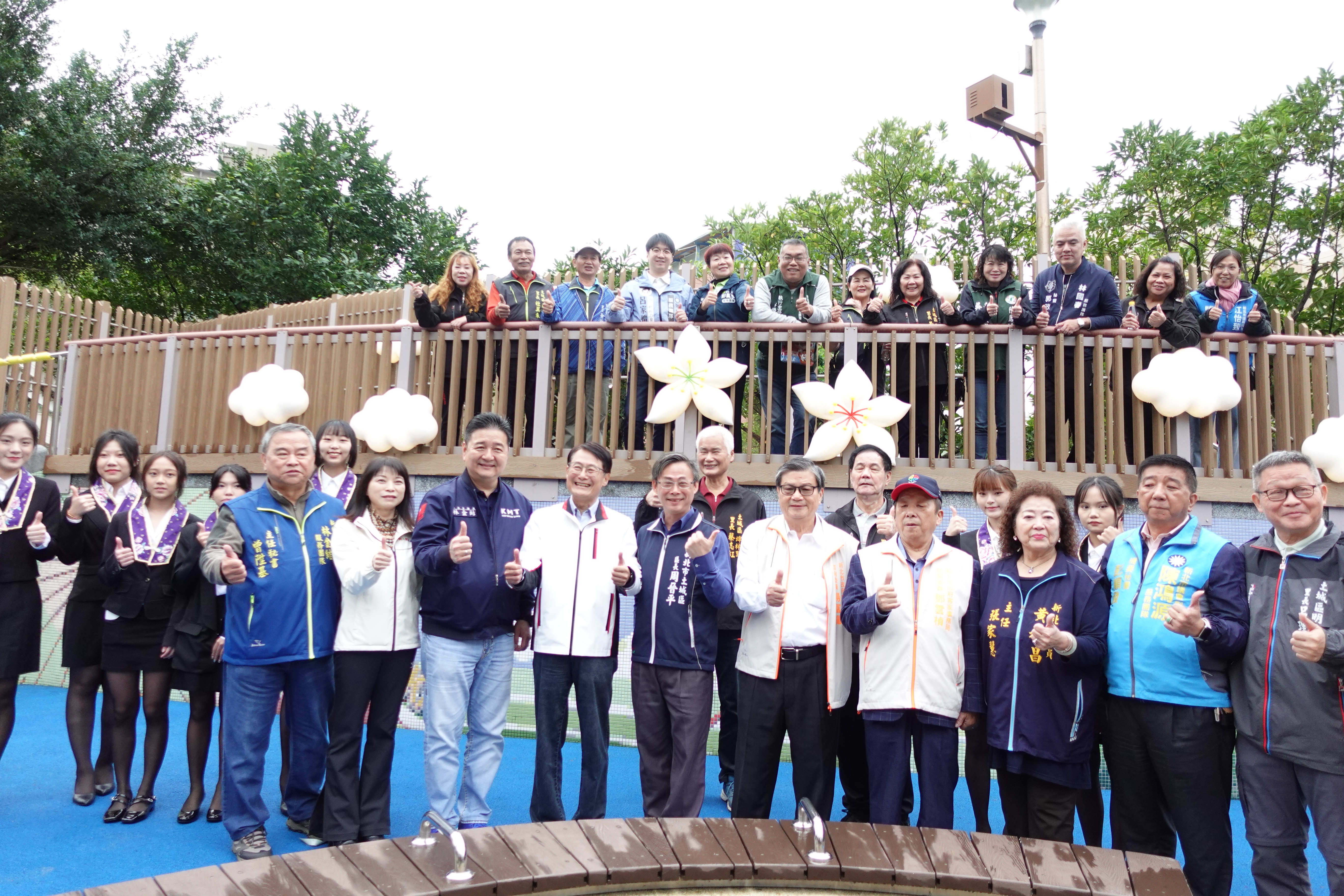 陳純敬副市長及貴賓於土城員和公園桐花特色造景合影