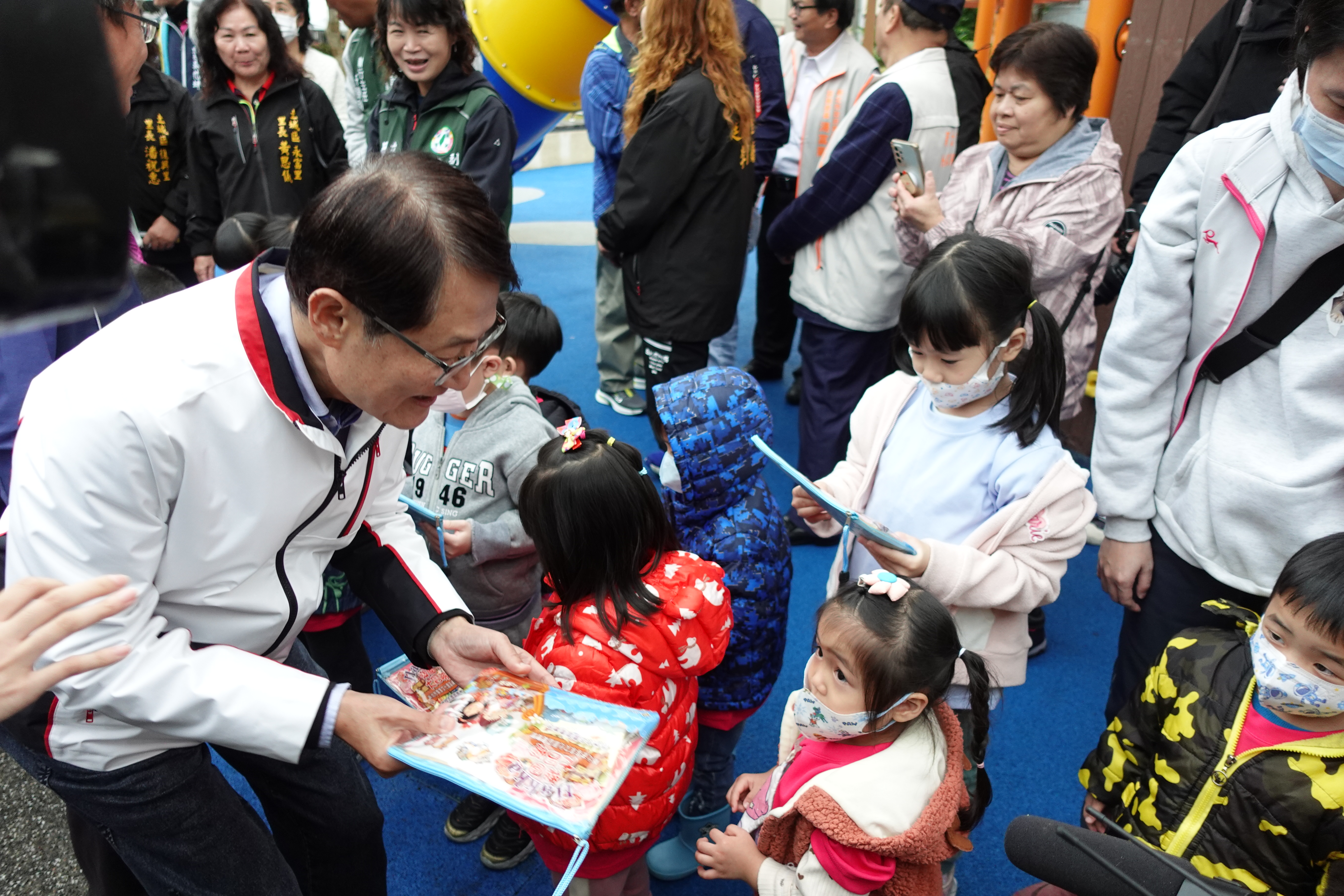 陳純敬副市長發放三峽客家文化園區文具組小禮物給幼兒園小朋友