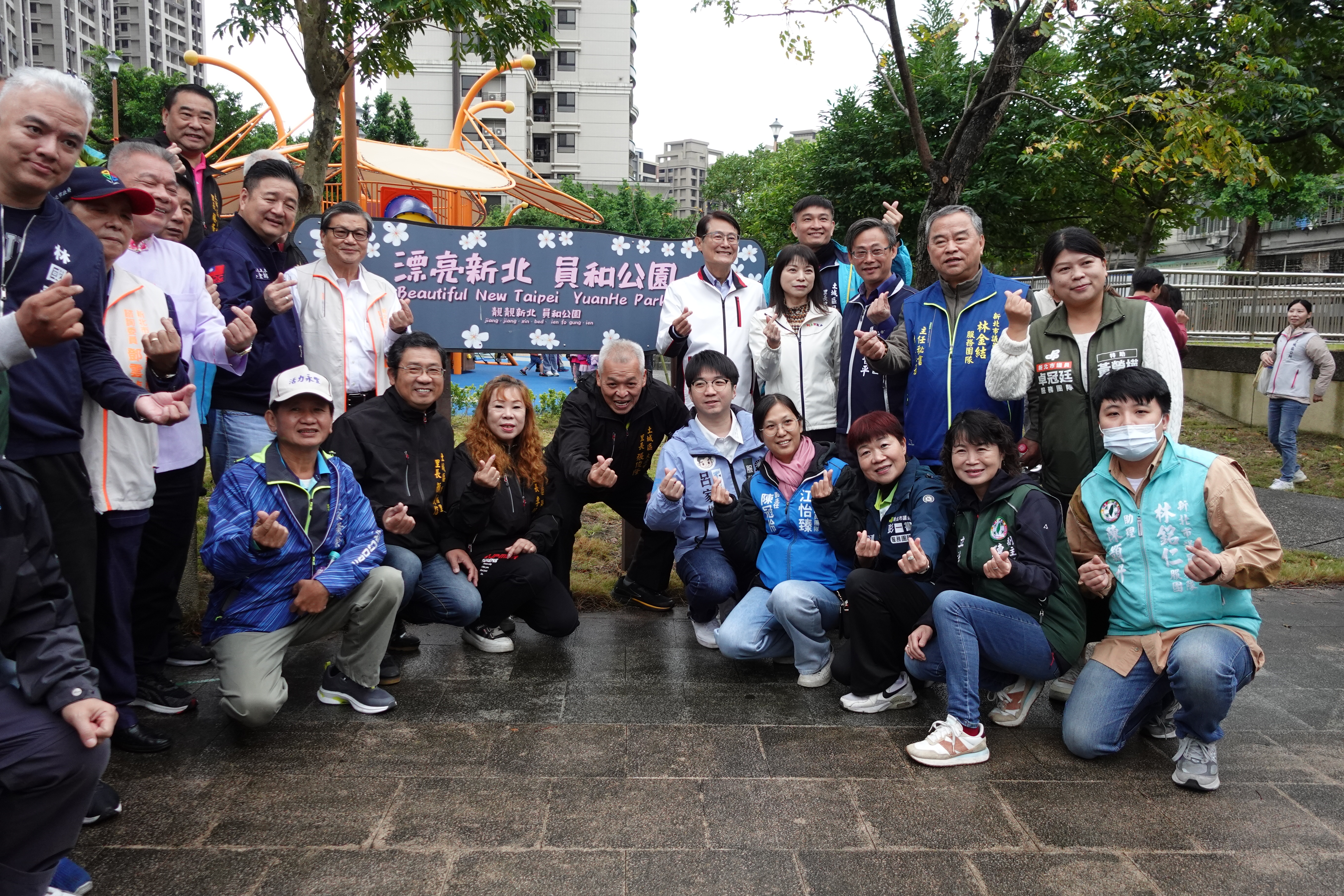 陳純敬副市長與貴賓一同與漂亮新北員和公園招牌合影