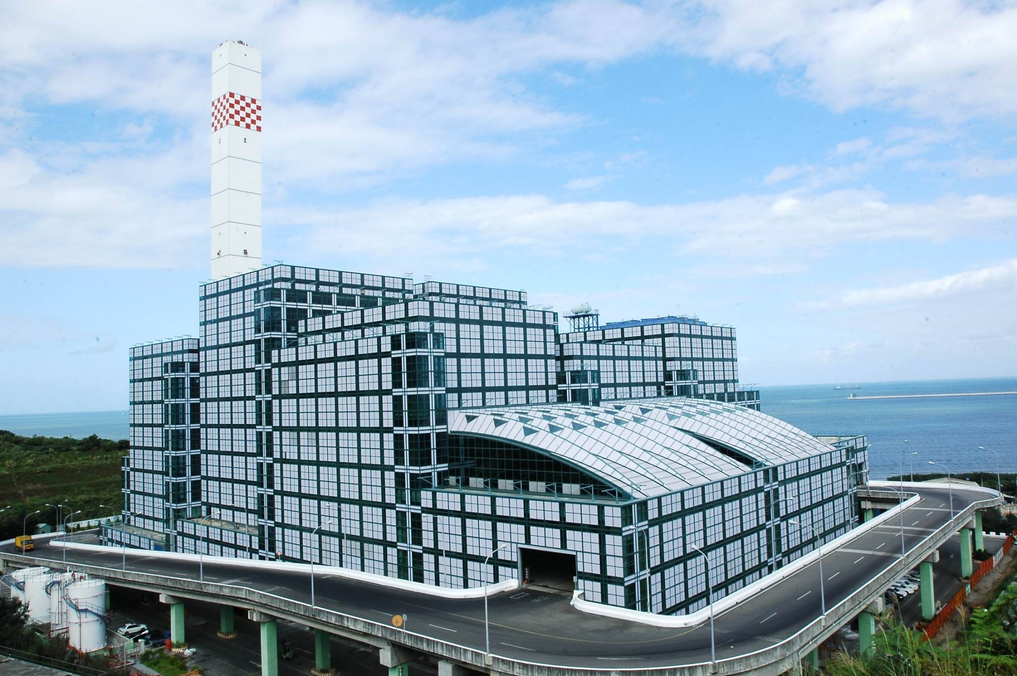 新北市政府榮獲財政部促參考評「特優」，其中「八里垃圾焚化廠ROT案」為全國首例促參進行整改的焚化廠，且為避免影響垃圾收運，採邊整改邊營運之模式，成為其他縣市學習典範。