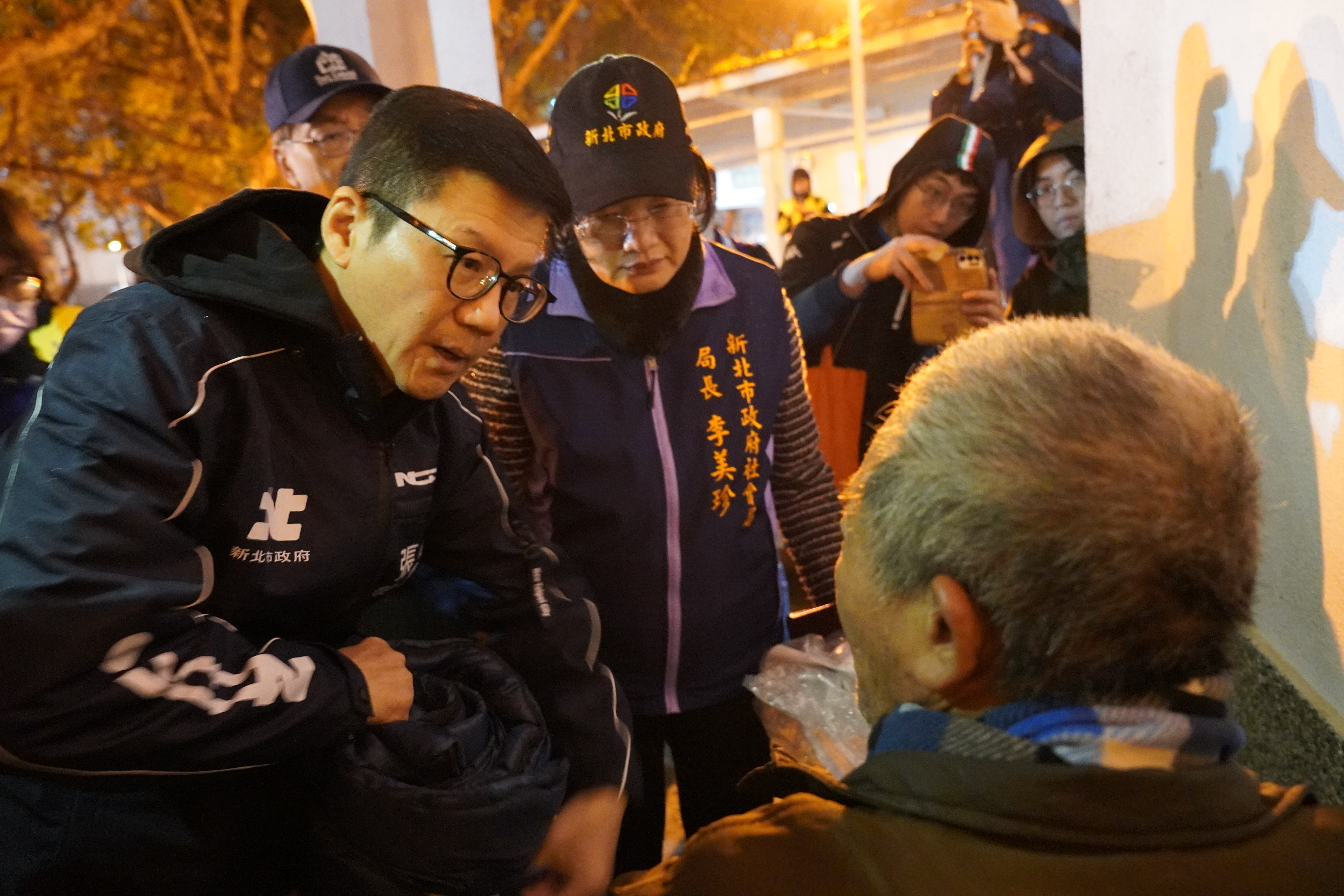 冷氣團來襲，新北市政府團隊夜訪街友，提供禦寒物資，並勸導可入住中途之家或安心旅館避寒。