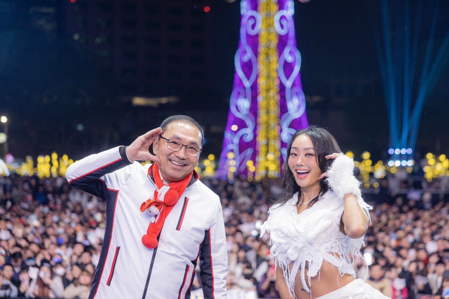 侯友宜歡迎孝琳來到新北歡樂耶誕城，與歌迷朋友歡度耶誕。