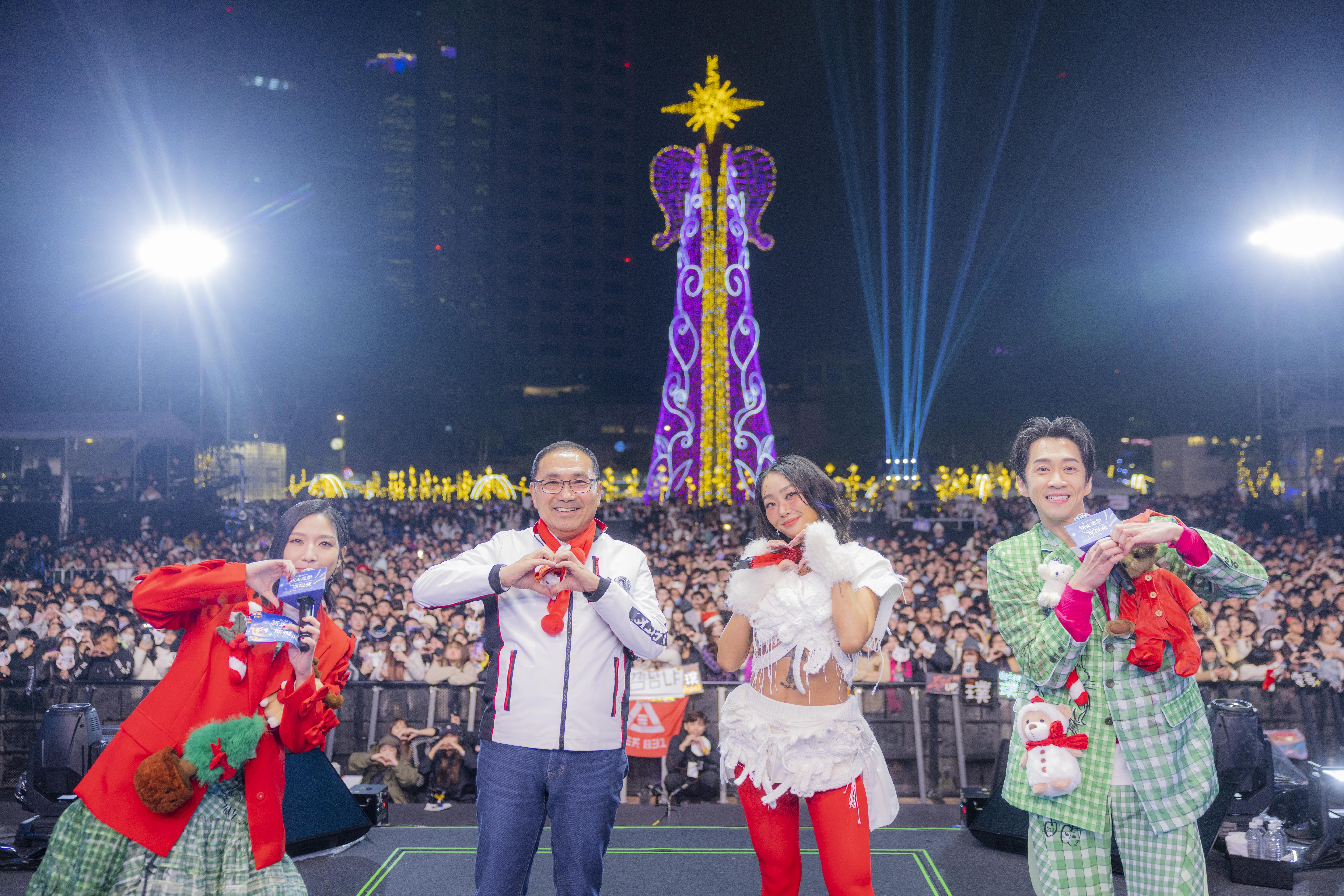 侯友宜、孝琳及主持人陳漢典、Sandra與現場觀眾合影，留下難忘回憶。