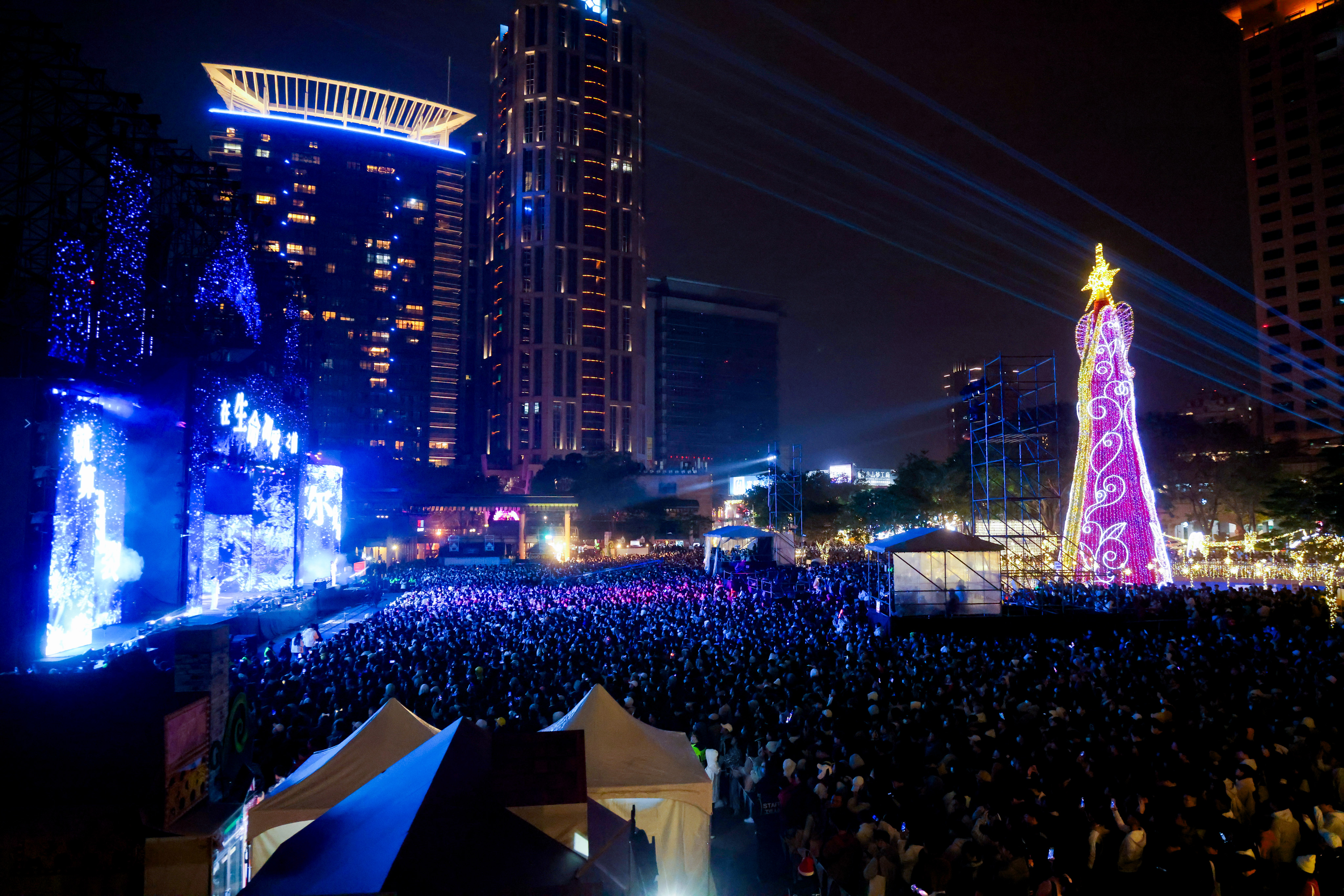 「2024新北歡樂耶誕城─魔幻巨星耶誕演唱會」眾星雲集，吸引大批熱情觀眾。