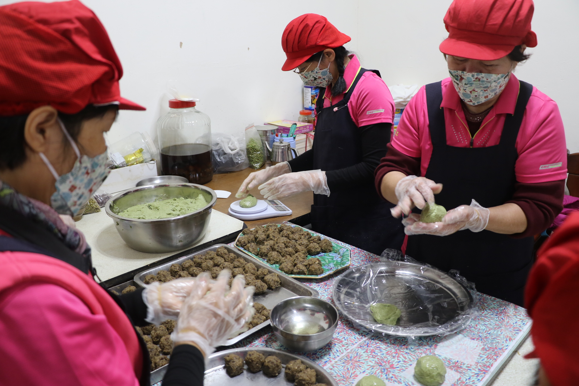 志工專心的手作 每顆艾草粿均秤重 力求規格化