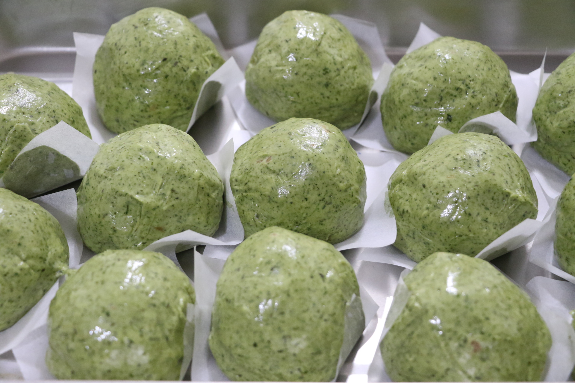 剛包好的艾草粿 各個飽滿晶瑩