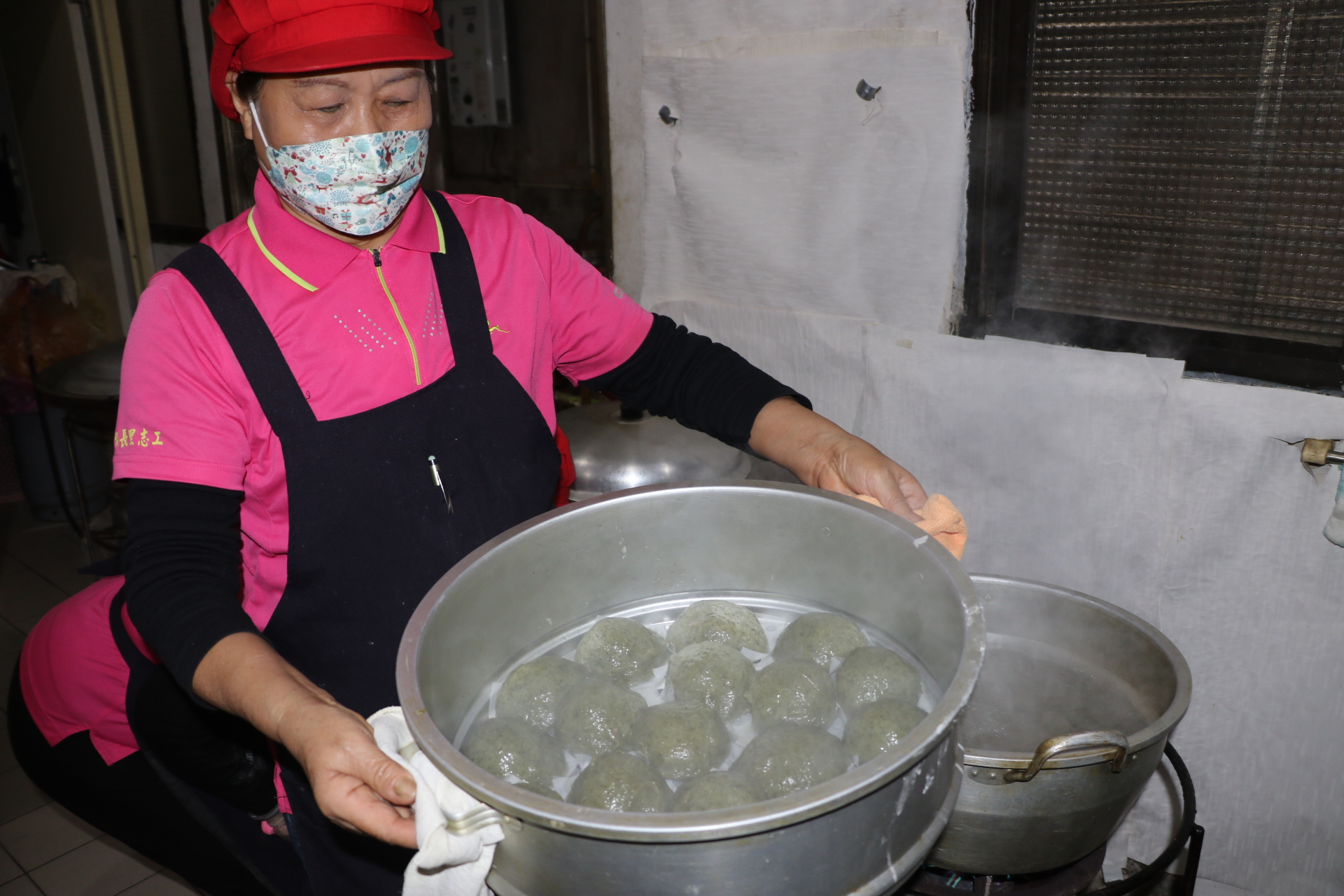  顏根爾端起剛蒸熟的艾草粿 還熱氣氤氳