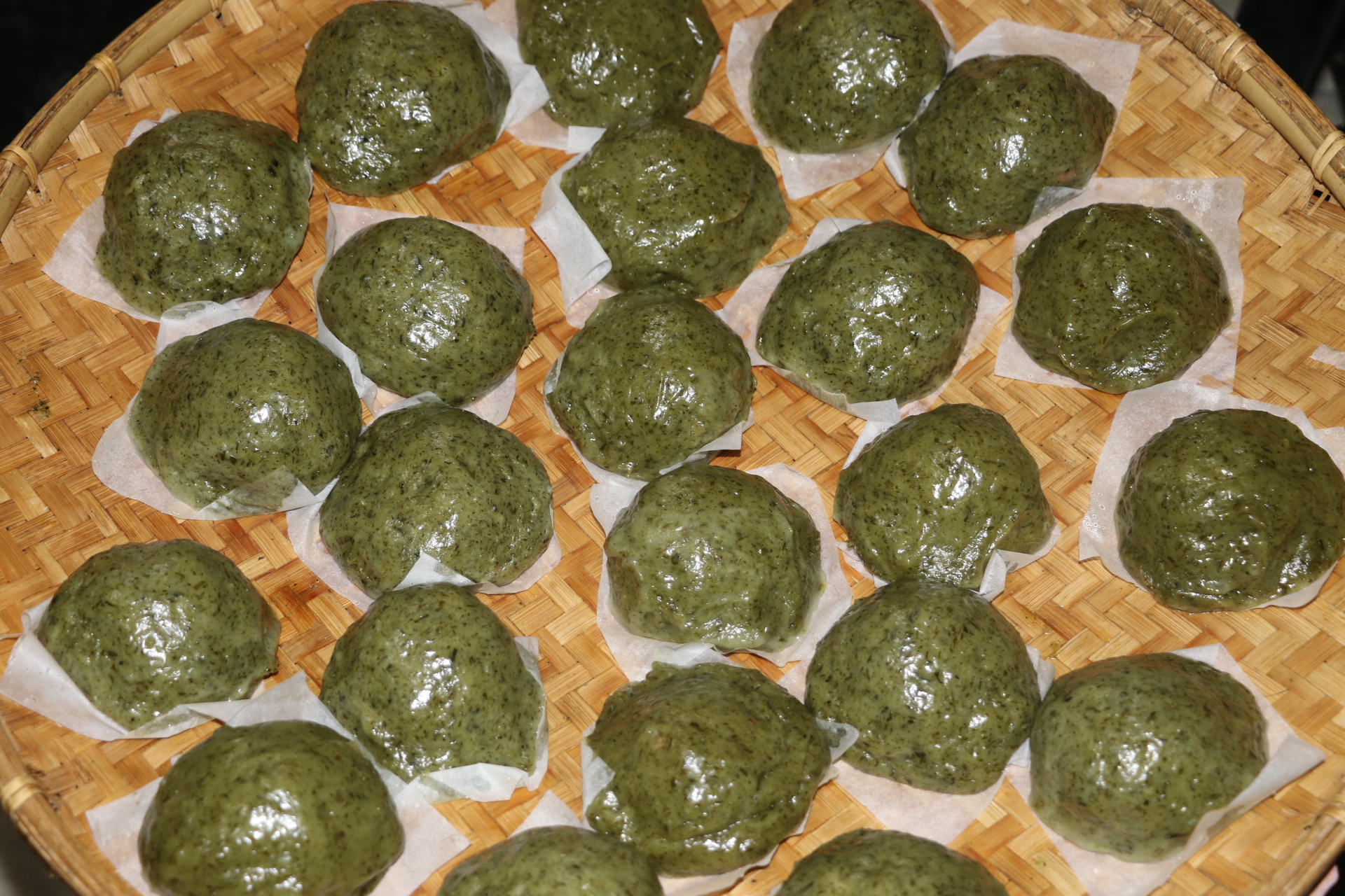 蒸熟的艾草粿 飄出陣陣的香氣