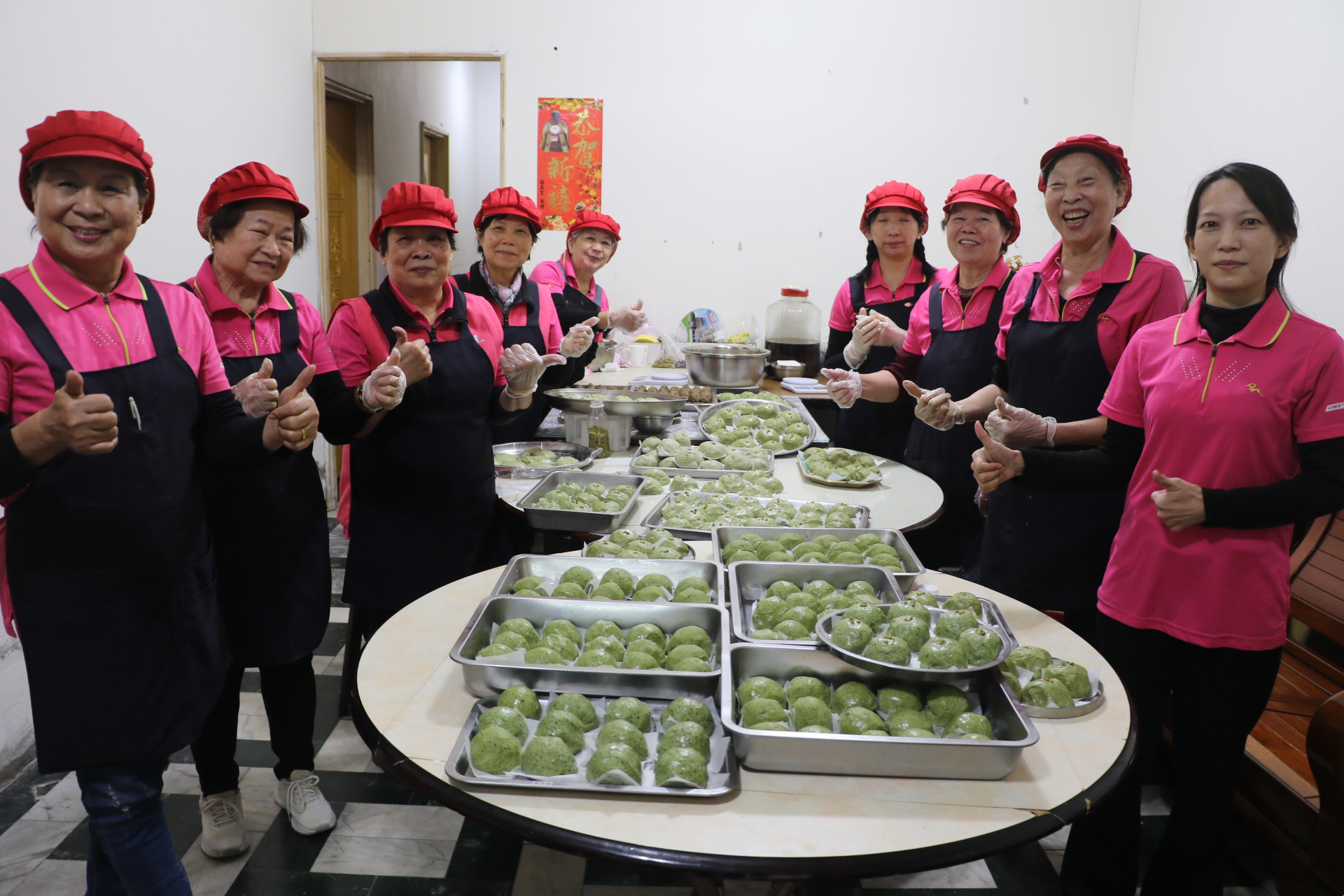  汐止保長社區志工製作「艾草粿」 右1為保長社區發展協會理事長陳麗芳 左1為協會理事顏根爾