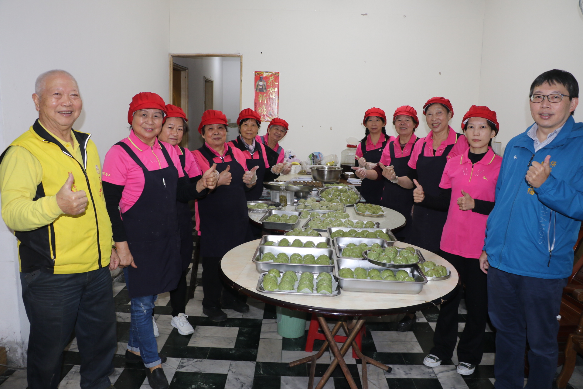  有意購買保長艾草粿者 可與保長里長賴宗福（右1）聯繫 服務專線：0921-950973 左1為協會前任理事長楊理建