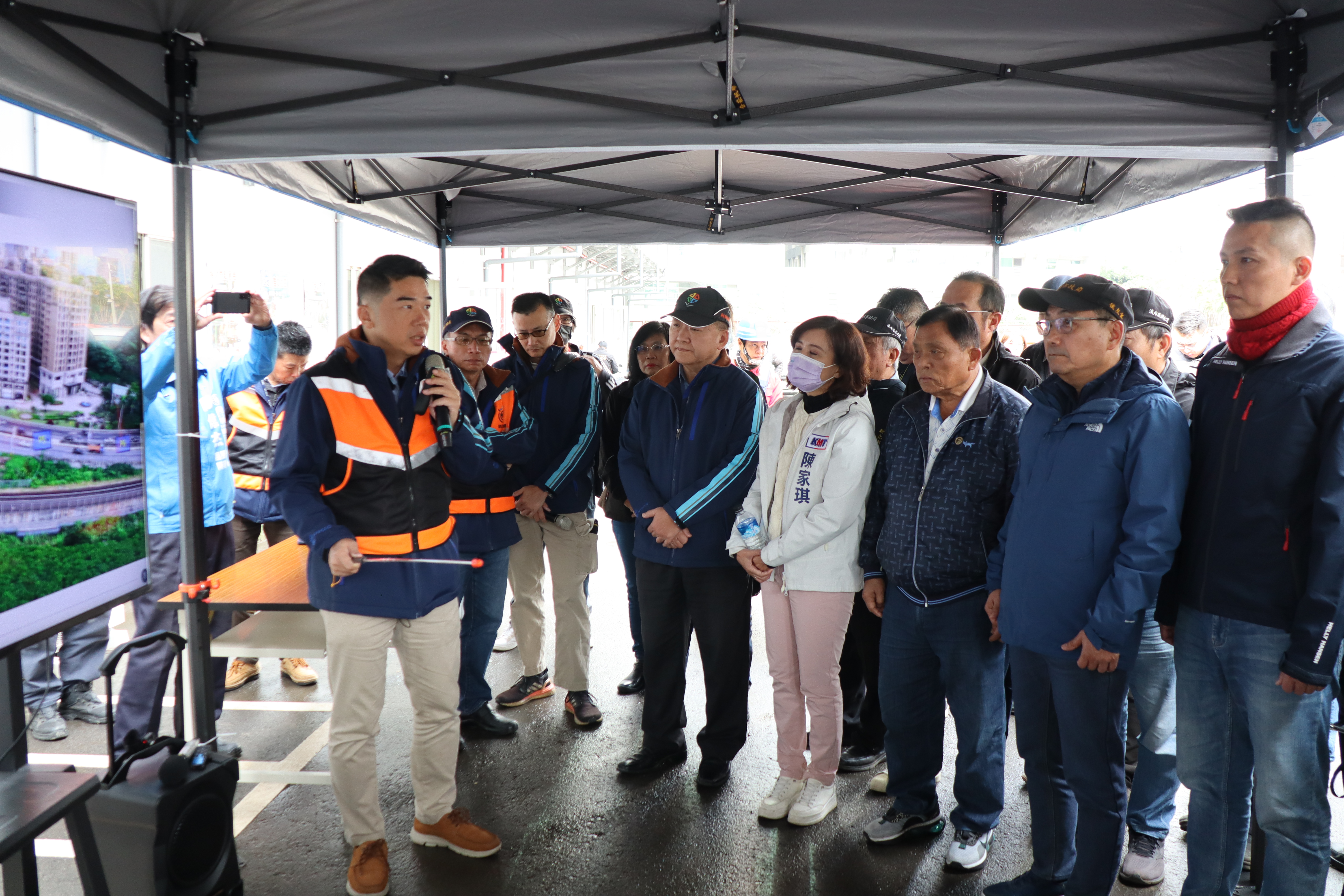 圖說： 市長侯友宜今天前往淡北道路工地視察，專心聆聽新工處主任秘書魏竹威進行簡報，關心淡水地區的發展。