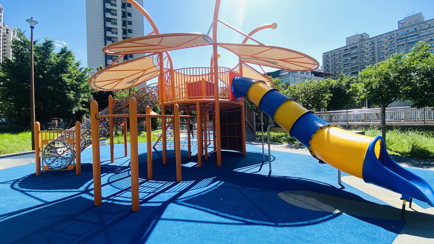 為新北市公園管理統一維護，「新北市公園管理自治條例」草案於今(12月18日)日於市政會議通過，日後公園管理上將有明確規範，以達事權統一。(圖為土城區員和公園