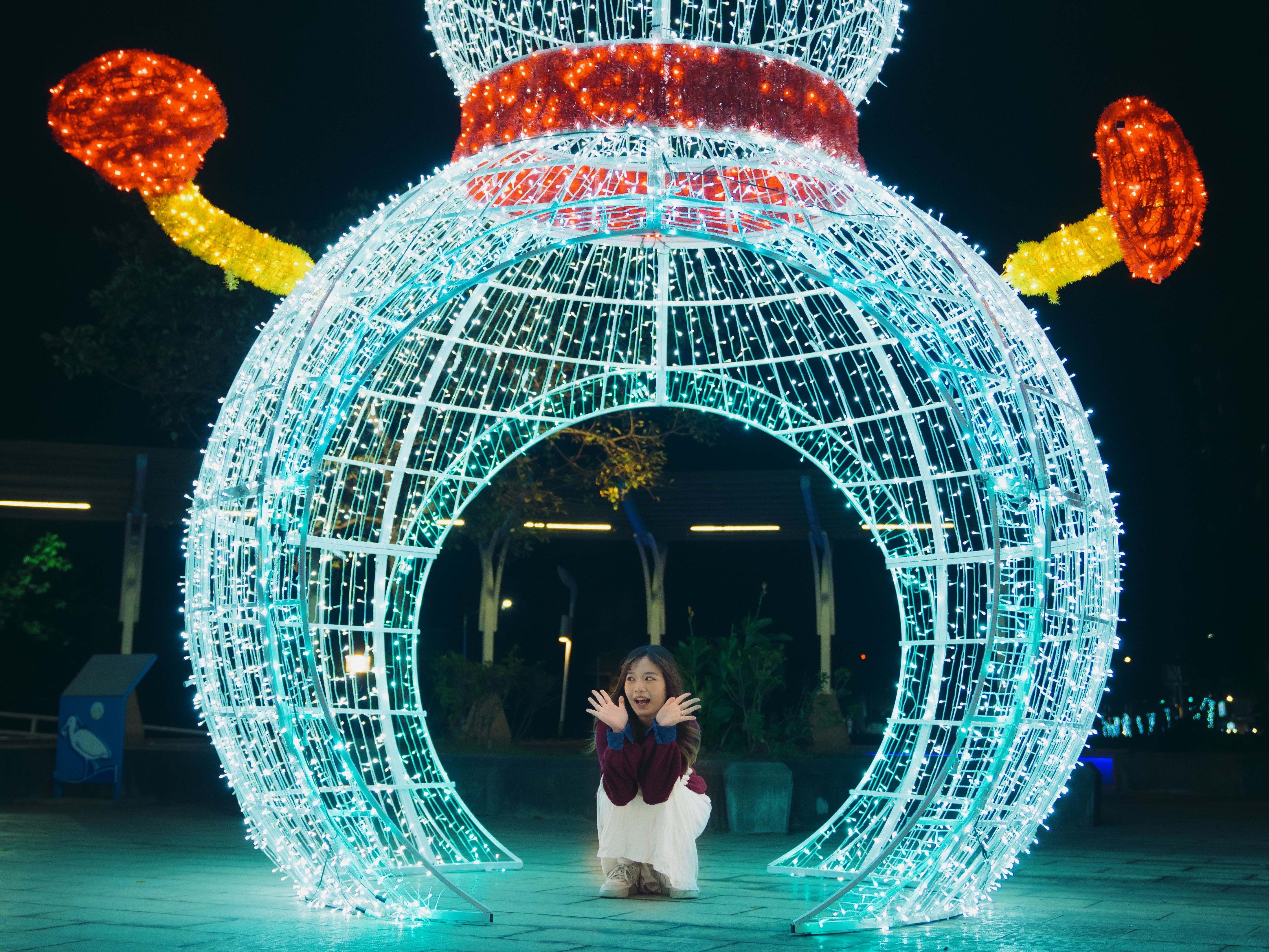 可愛的巨型雪人在鴨母港溝文化廣場迎接大家