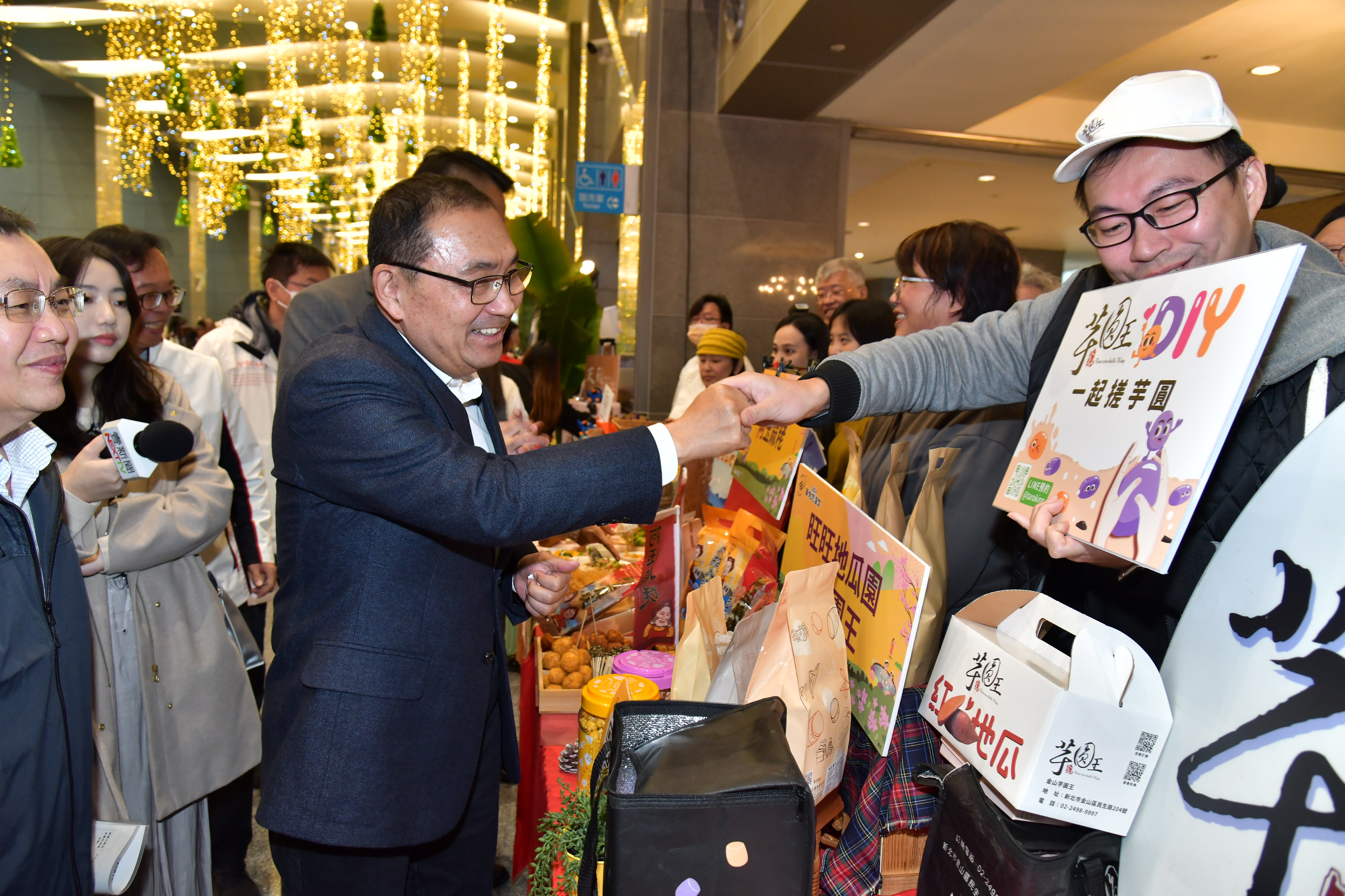 新北市市長侯友宜與各攤位新北業者熱情活動交流，行銷新北養生美食與特色商品