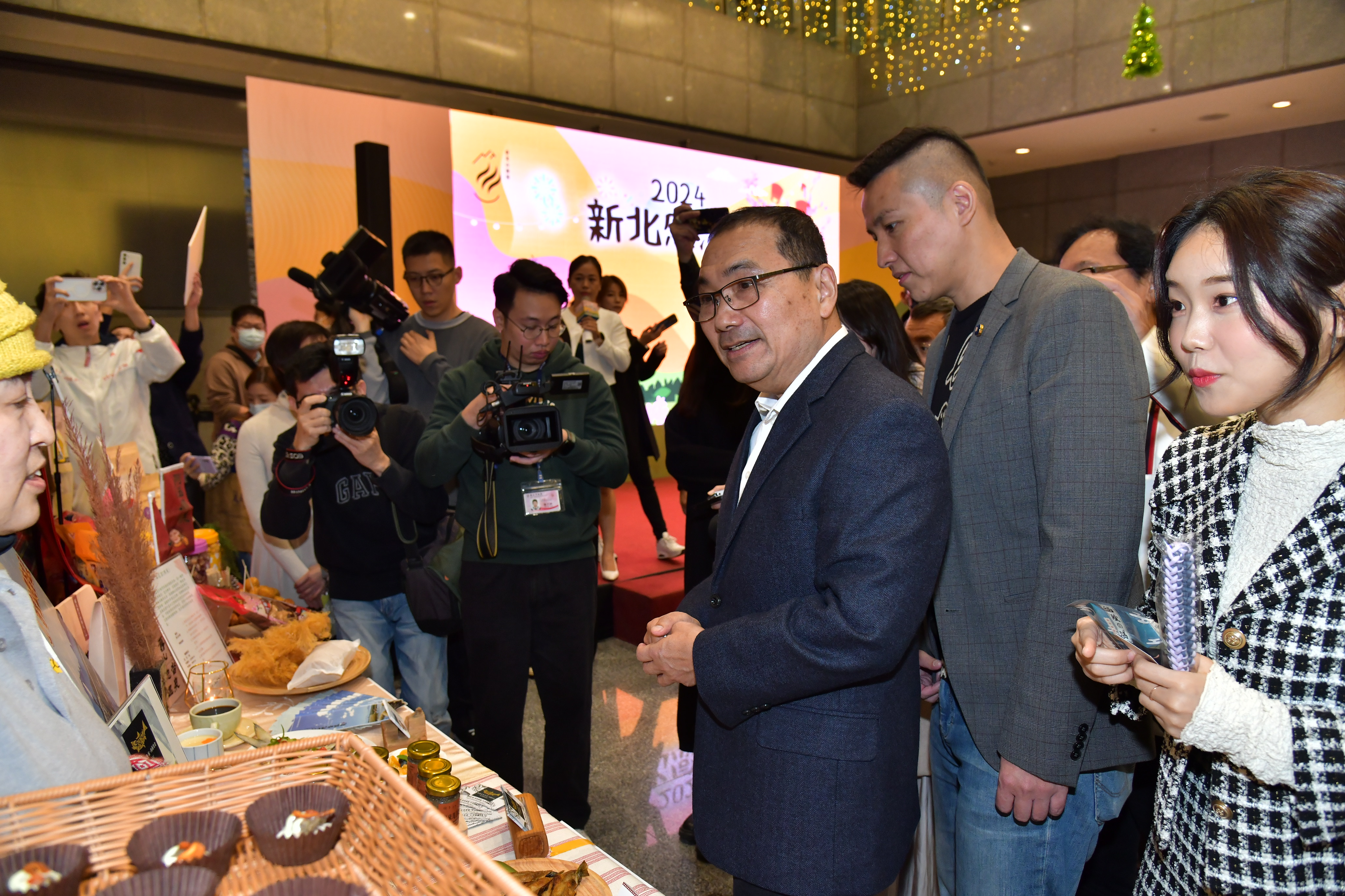  韓國網紅Judy出席2024新北感溫祭記者會活動共同行銷新北114年度主要活動，也歡迎大家即早規劃遊程，玩樂新北，會後也陪同市長及與會貴賓品嚐新北特色美食