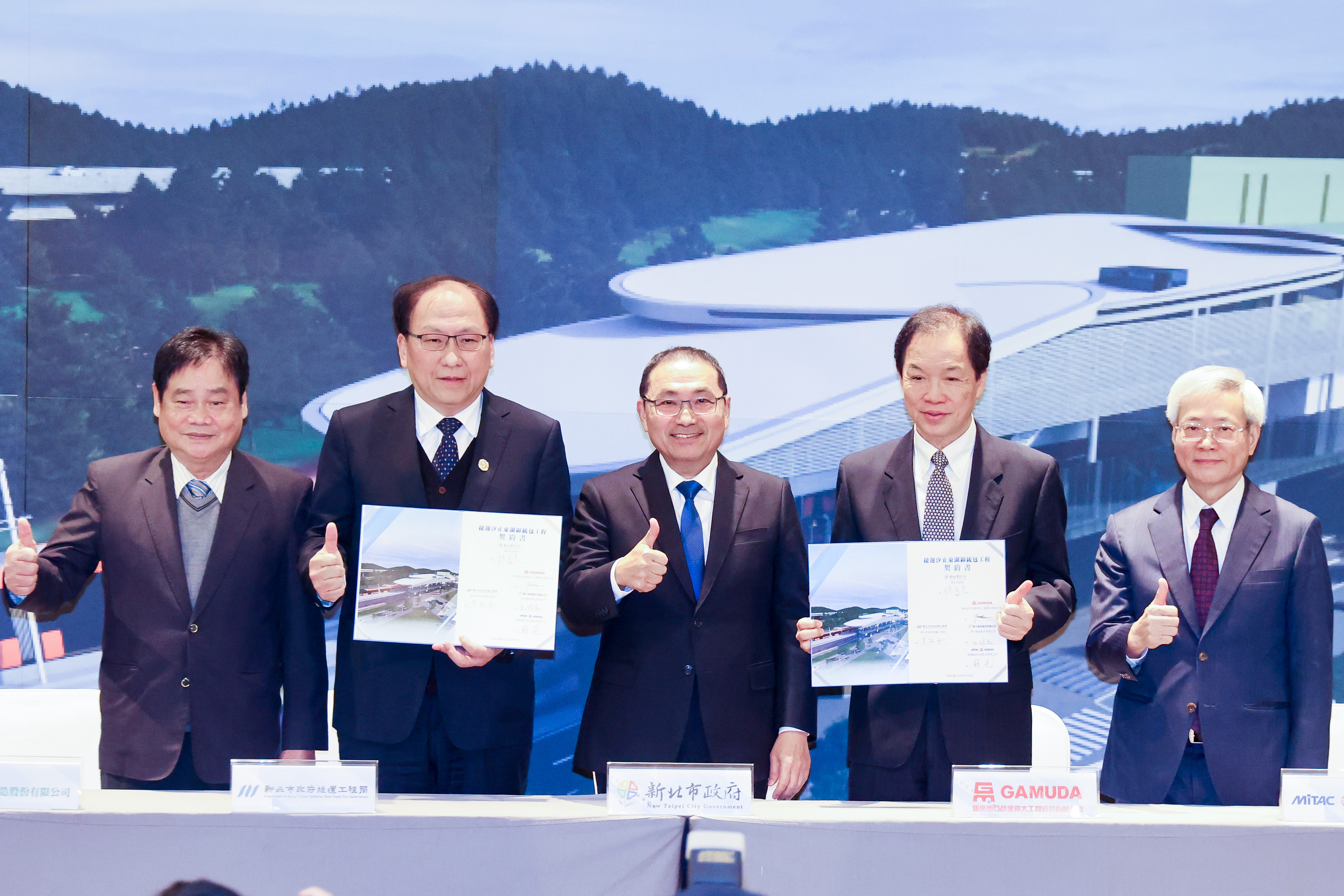 侯友宜見證新北捷運局與各工程公司共同簽署工程契約。
