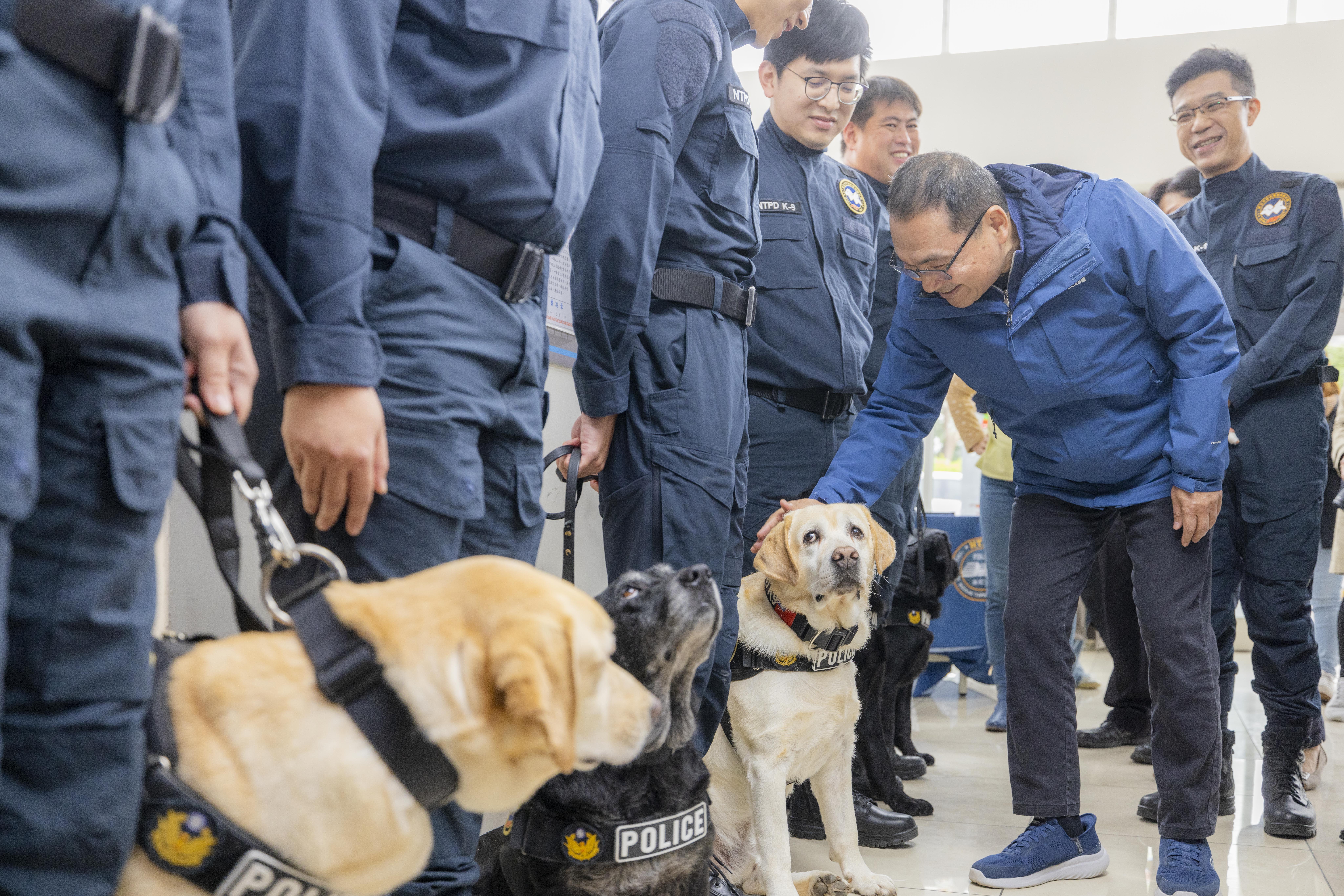新北市政府今(19)日舉行警犬榮退歡送會。