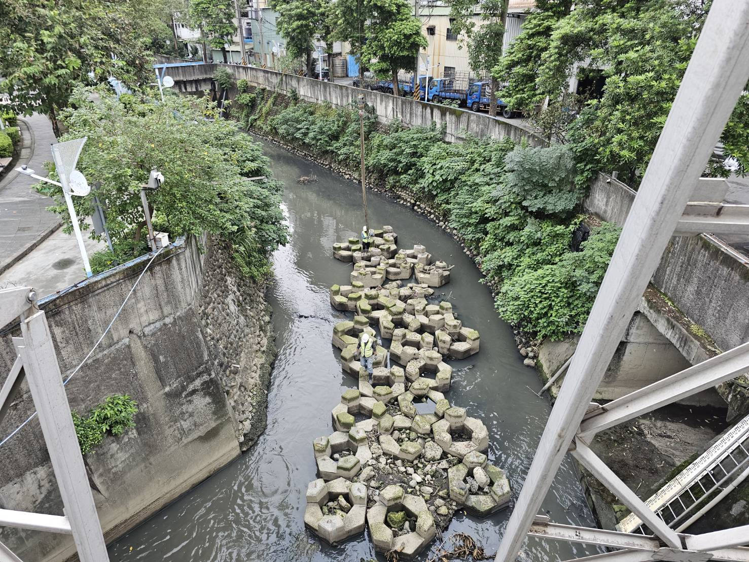 潭底溝閘門下游鼎塊整理後，排水順暢