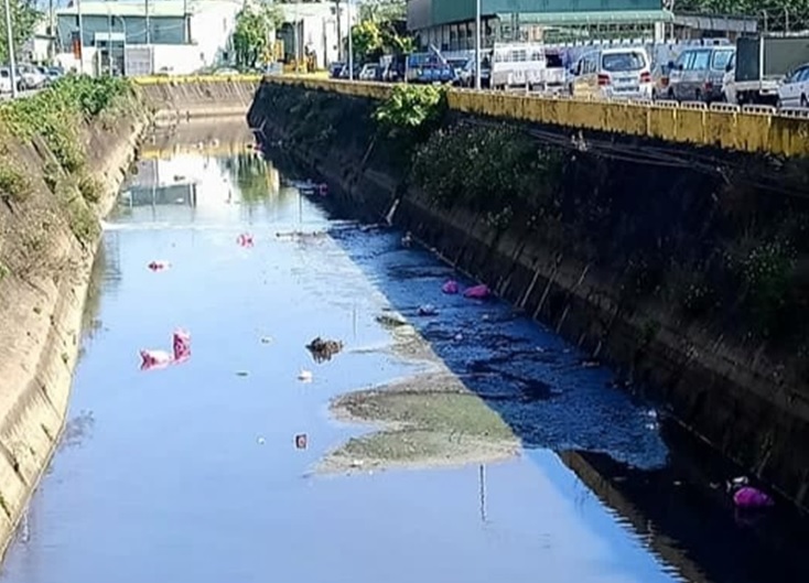 潭底溝積水80公分，渠底淤泥長期累積導致產生惡臭