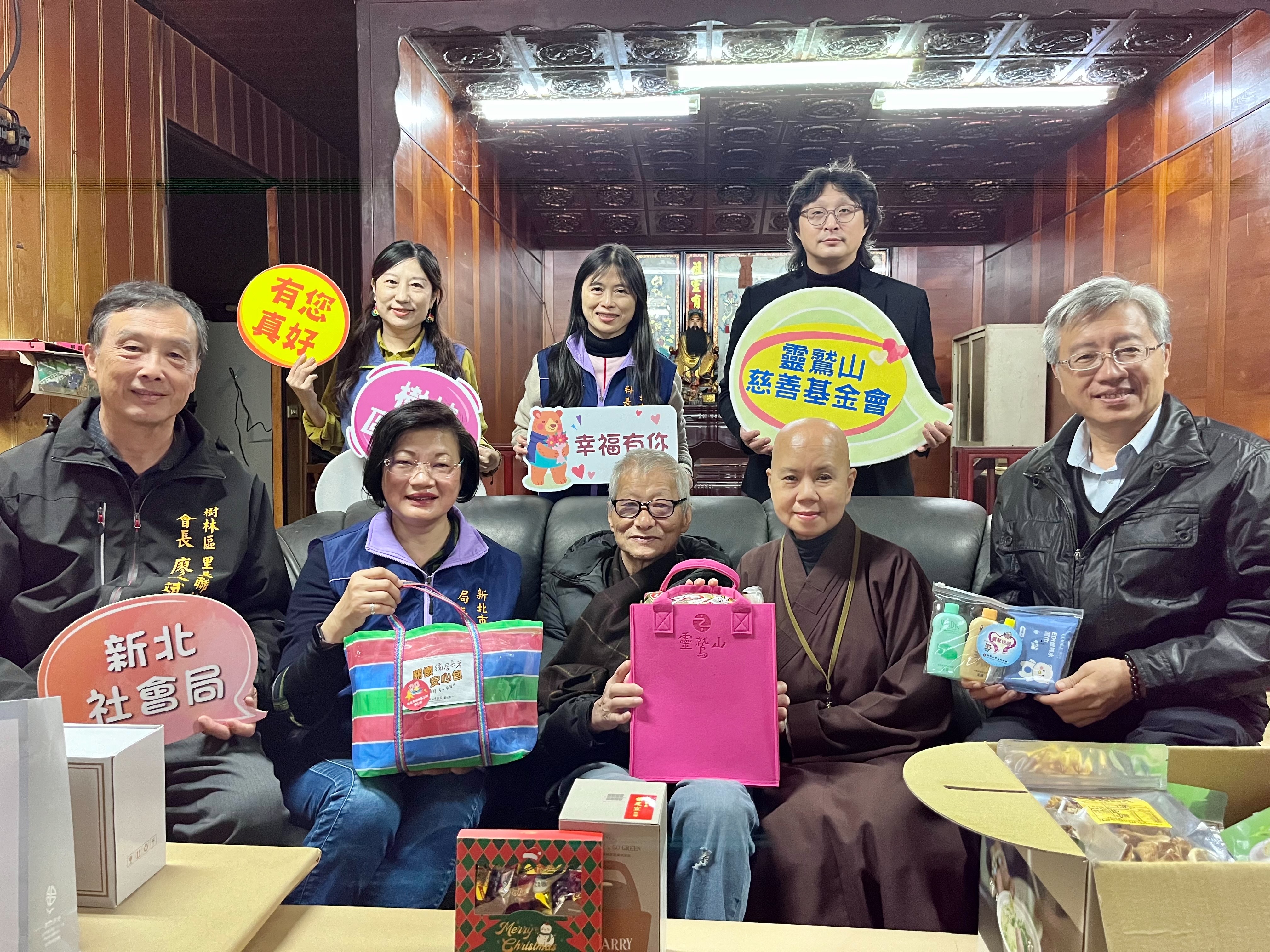 靈鷲山慈善基金會性月法師(右2)與新北社會局長李美珍(左2)等人關心獨居的蘇爺爺，並送上日用品和保暖衣物