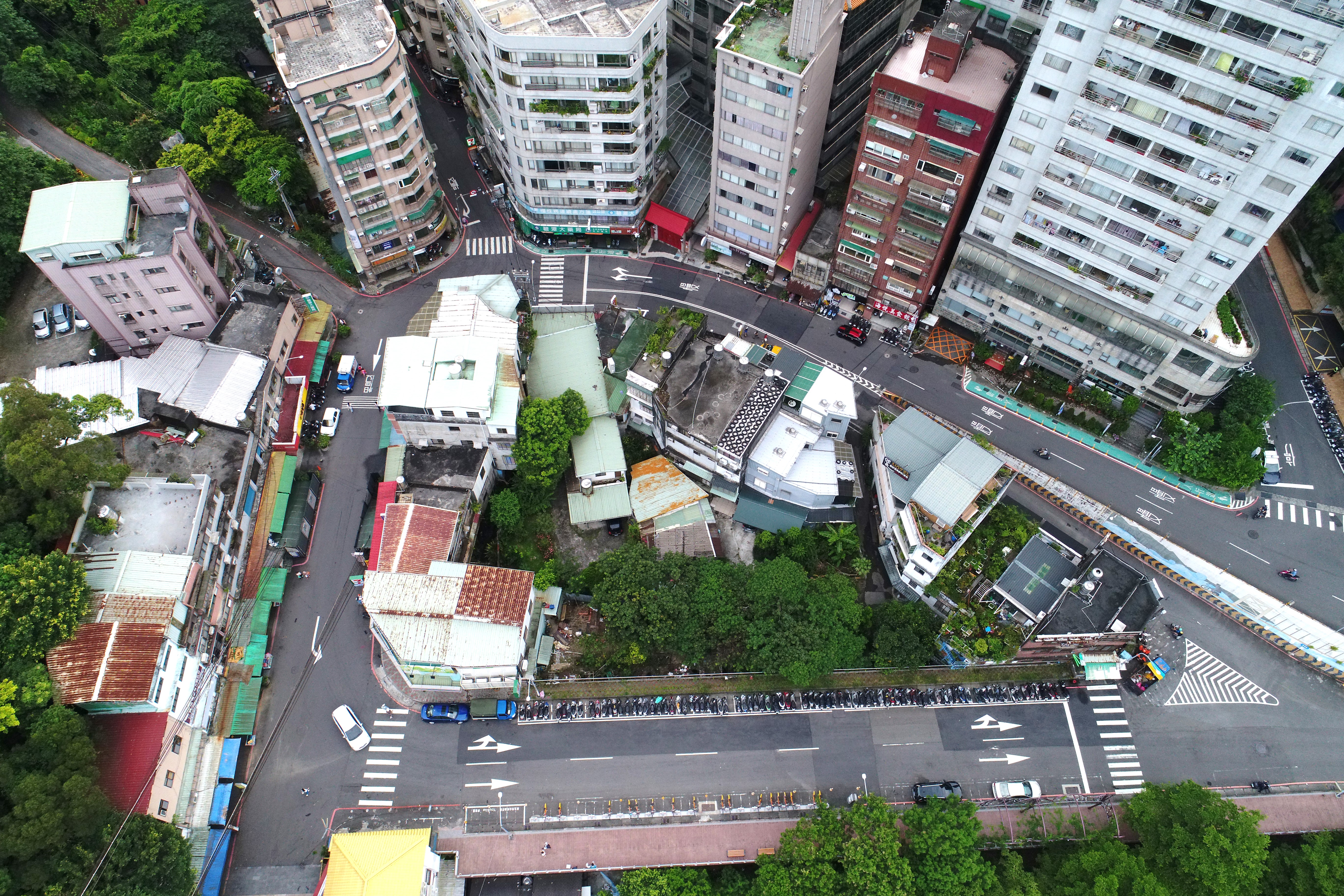 碧潭路建物密集區解編為景觀商業區(再)。
