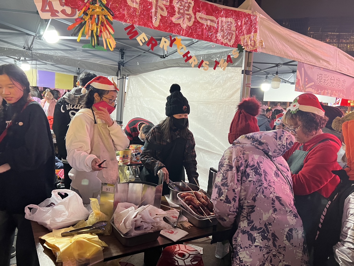 今年愛心園遊會有超過30個攤位，除了各種中西式美食、跳蚤市場及彈珠台等遊戲攤位，也有廣受好評的福音解籤，而現場所有攤位的盈餘都將捐作公益使用。(1)