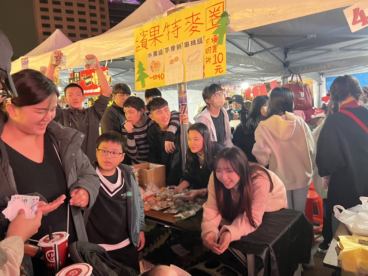 今年愛心園遊會有超過30個攤位，除了各種中西式美食、跳蚤市場及彈珠台等遊戲攤位，也有廣受好評的福音解籤，而現場所有攤位的盈餘都將捐作公益使用。(2)