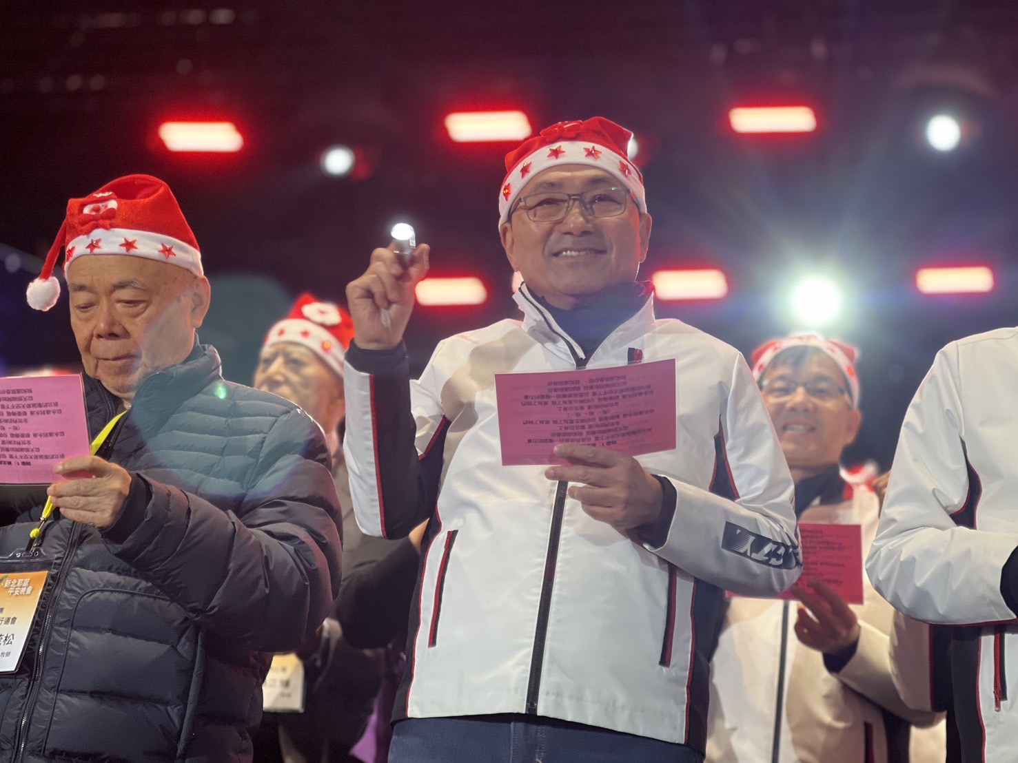 市長侯友宜率領市府團隊與各教會牧長、詩歌班一同向新北市民報佳音。(1)