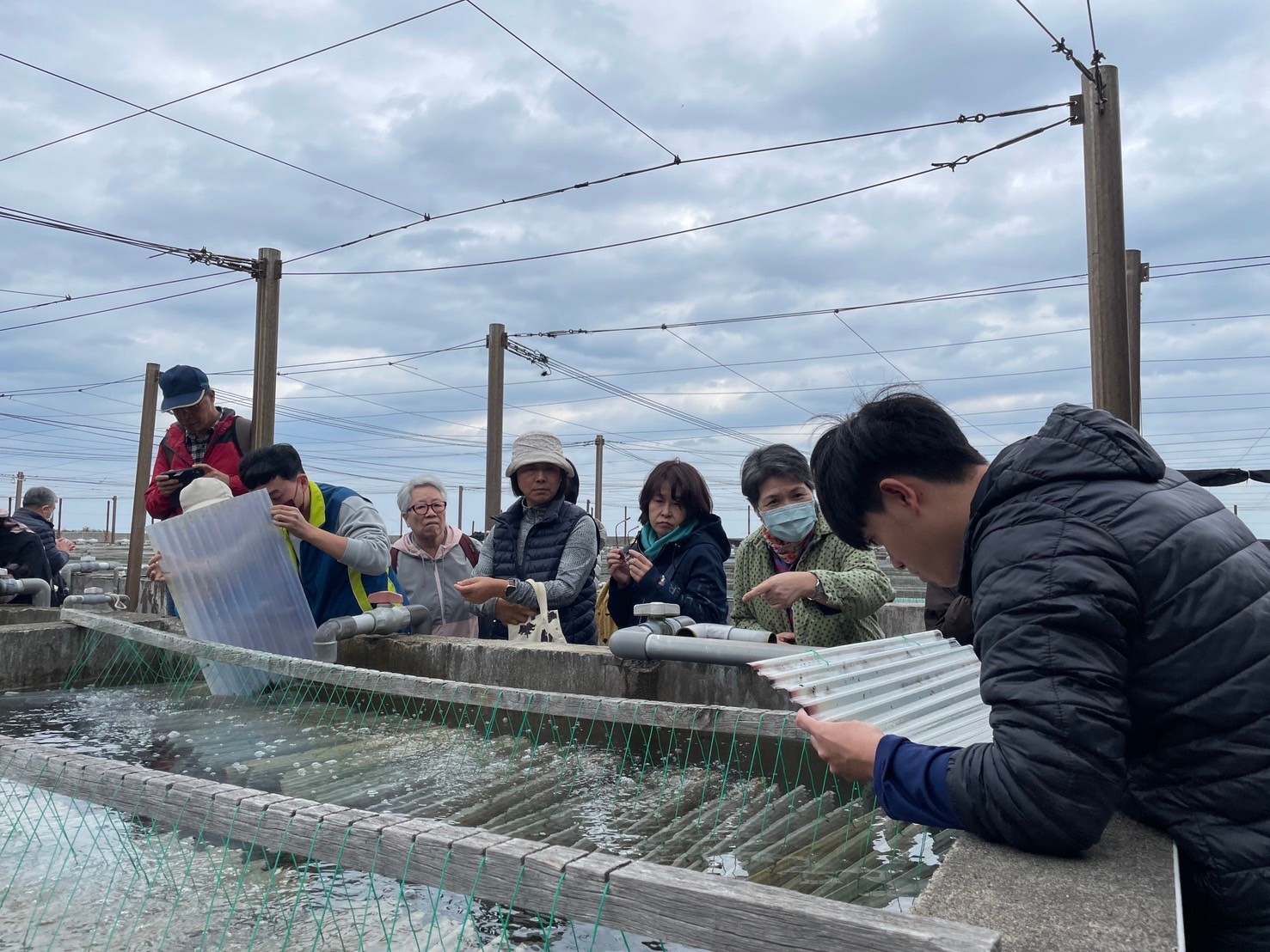 復育園區工作人員講解園區復育海洋生物