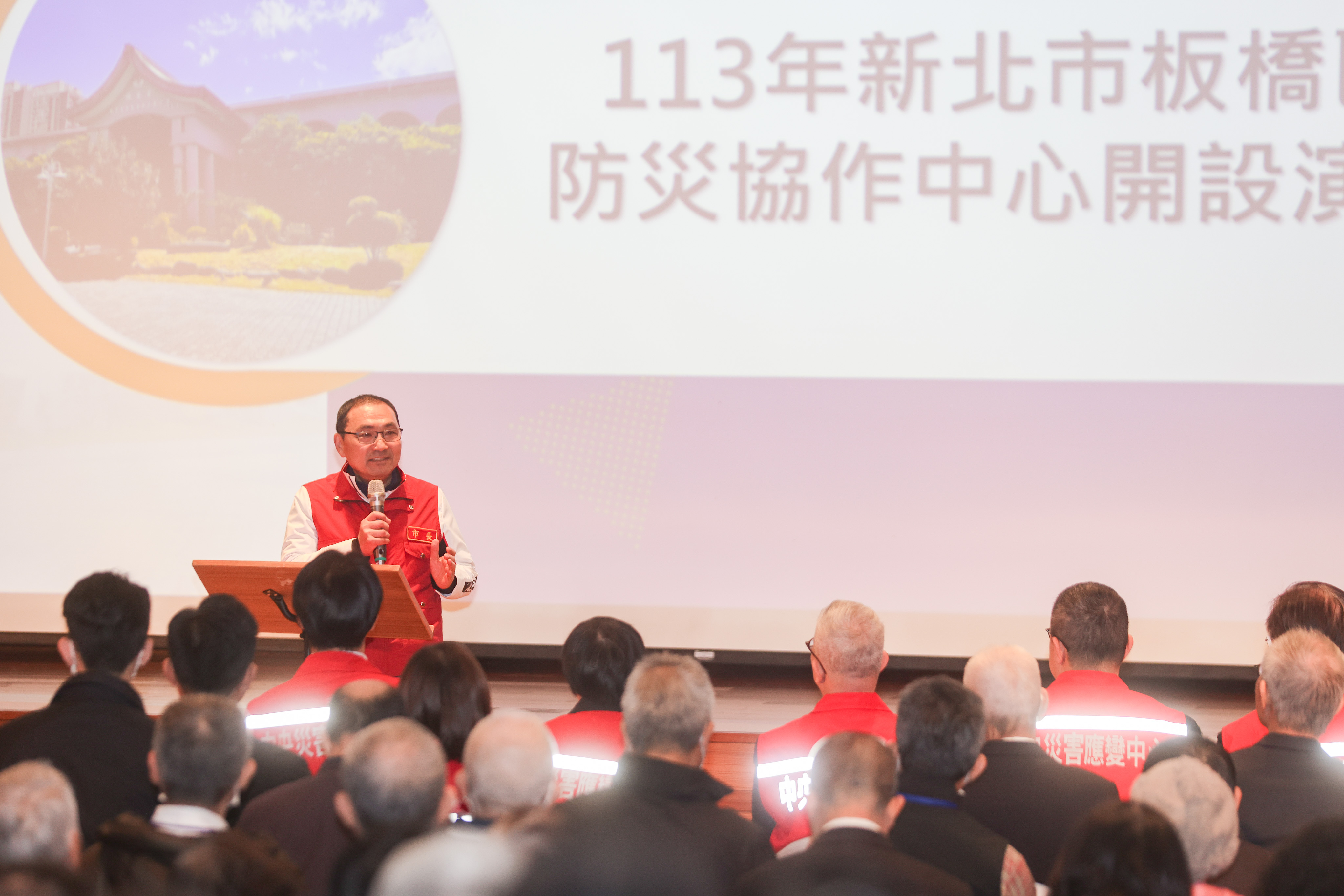 為提升全民防災意識，侯友宜宣示114年底前將完成每區都有防災協作中心的目標。
