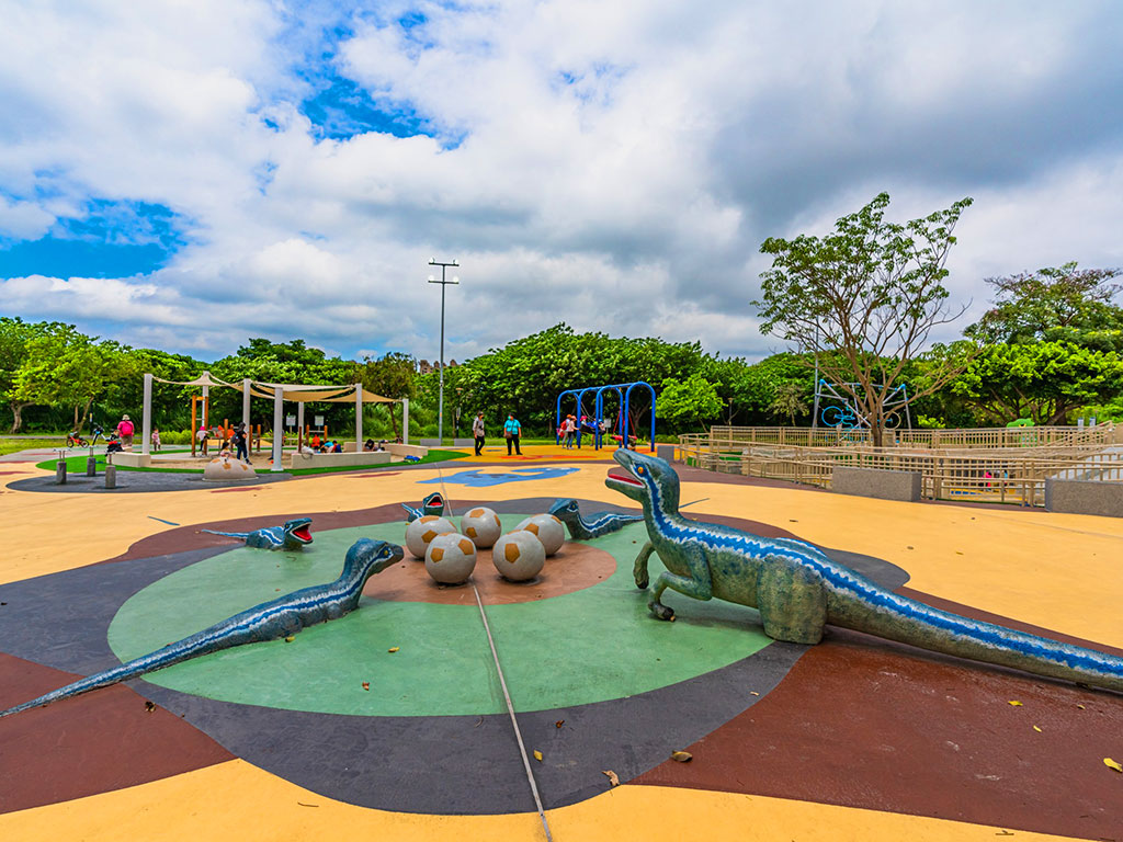 板橋區浮洲遊戲公園是一座以香花及恐龍為主題的遊戲場，園內運動設施齊全