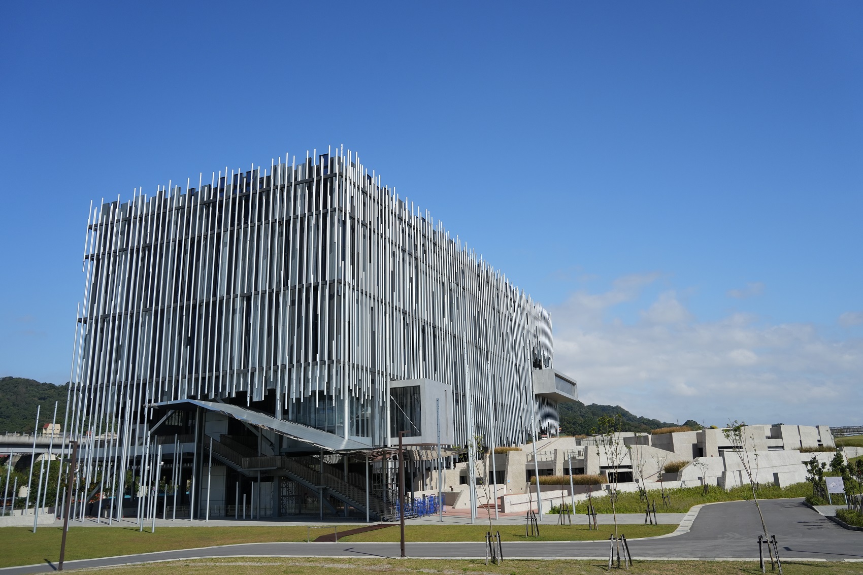新北市美術館已完成室內裝修進入靜置期，將於明(2025)年開館，目前進行開館展覽的籌劃工作。