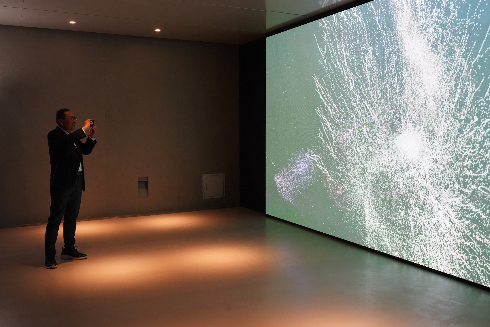 館內空間結合藝術家的互動裝置藝術，迎接明年開館，新北市美術館精心規劃了四大開館展覽，內容涵蓋國際視野、城市歷史、科技藝術以及親子共創。