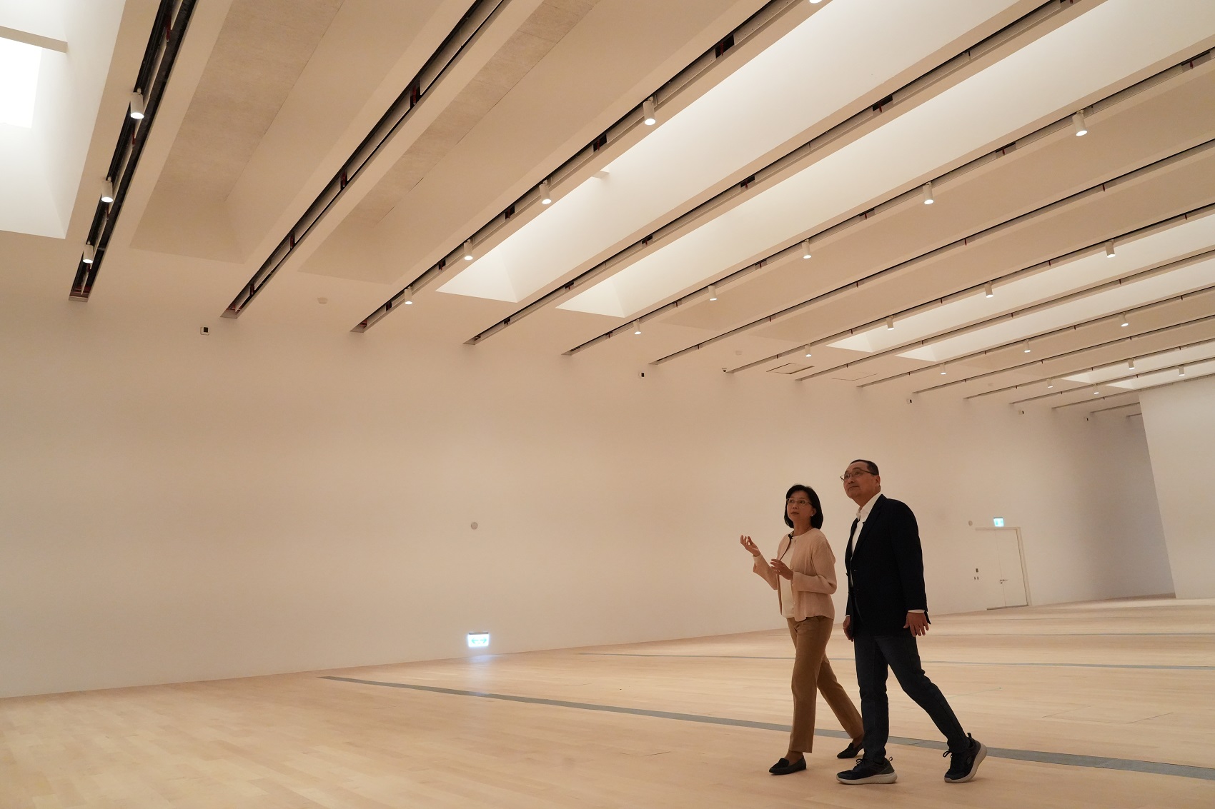 侯友宜與新美館館長賴香伶介紹美術館館內五大展場。