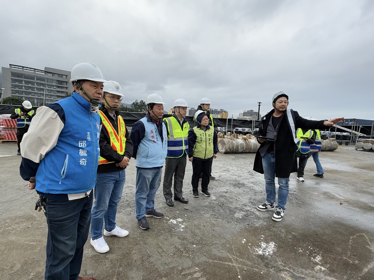 市府團隊及民代今（26）至八里風帆碼頭視察組裝進度