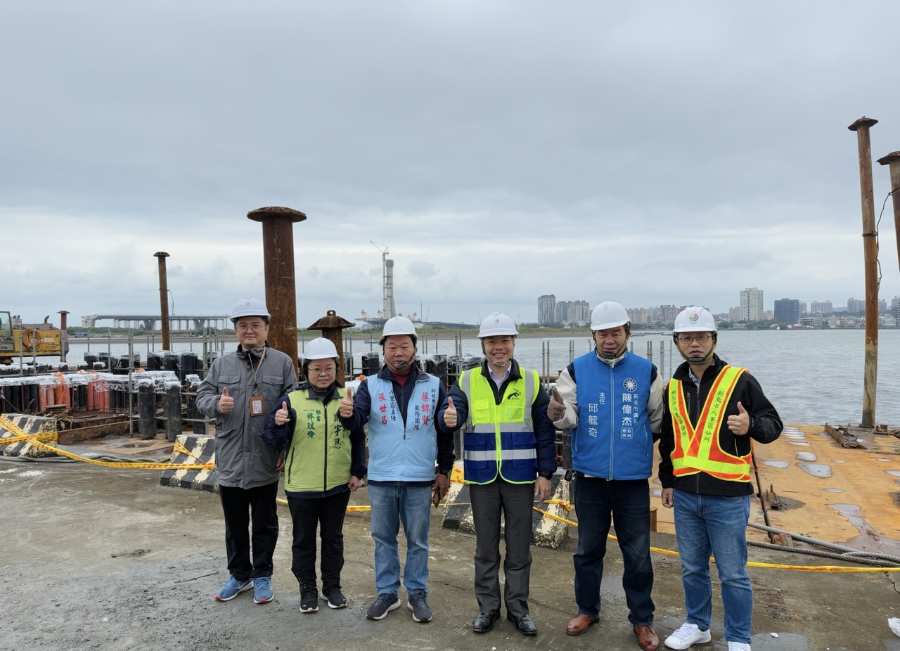 市府團隊及煙火團隊共同祈福跨河煙火順利